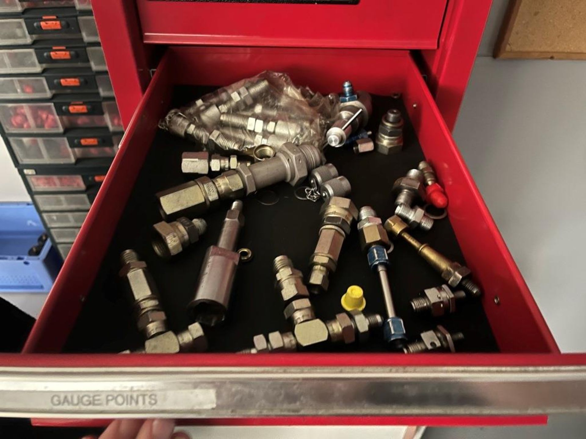 Cabinet and contents of hydraulic parts - Image 3 of 13