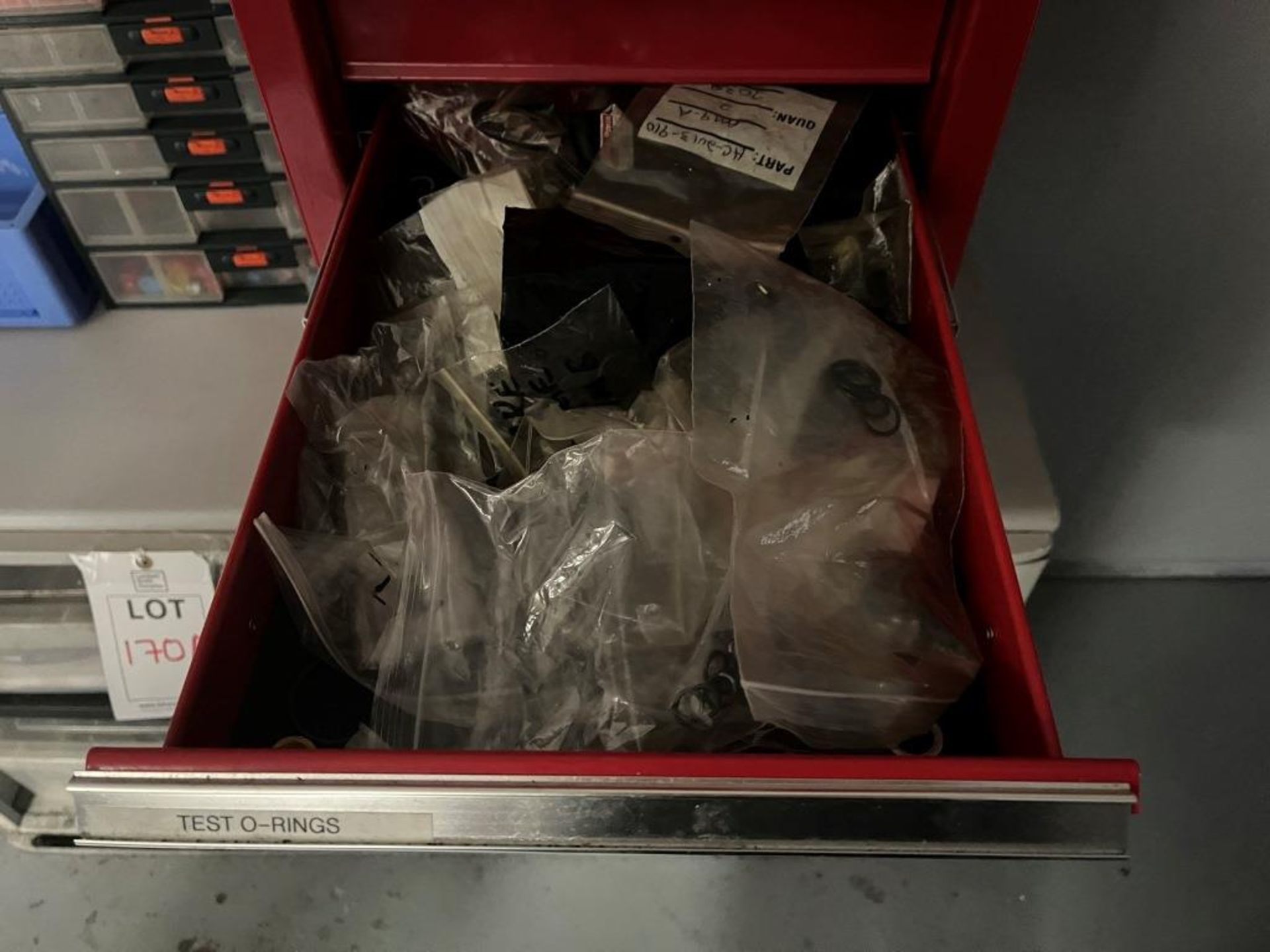 Cabinet and contents of hydraulic parts - Image 7 of 13