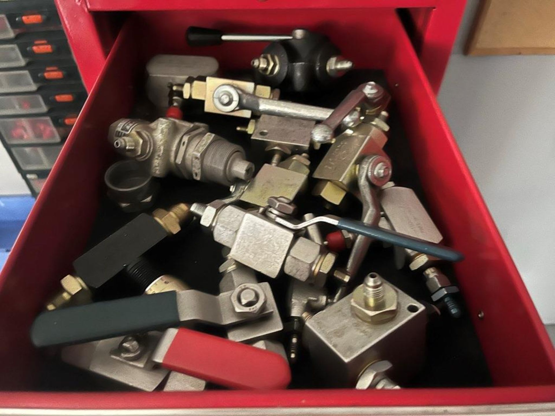 Cabinet and contents of hydraulic parts - Image 2 of 13