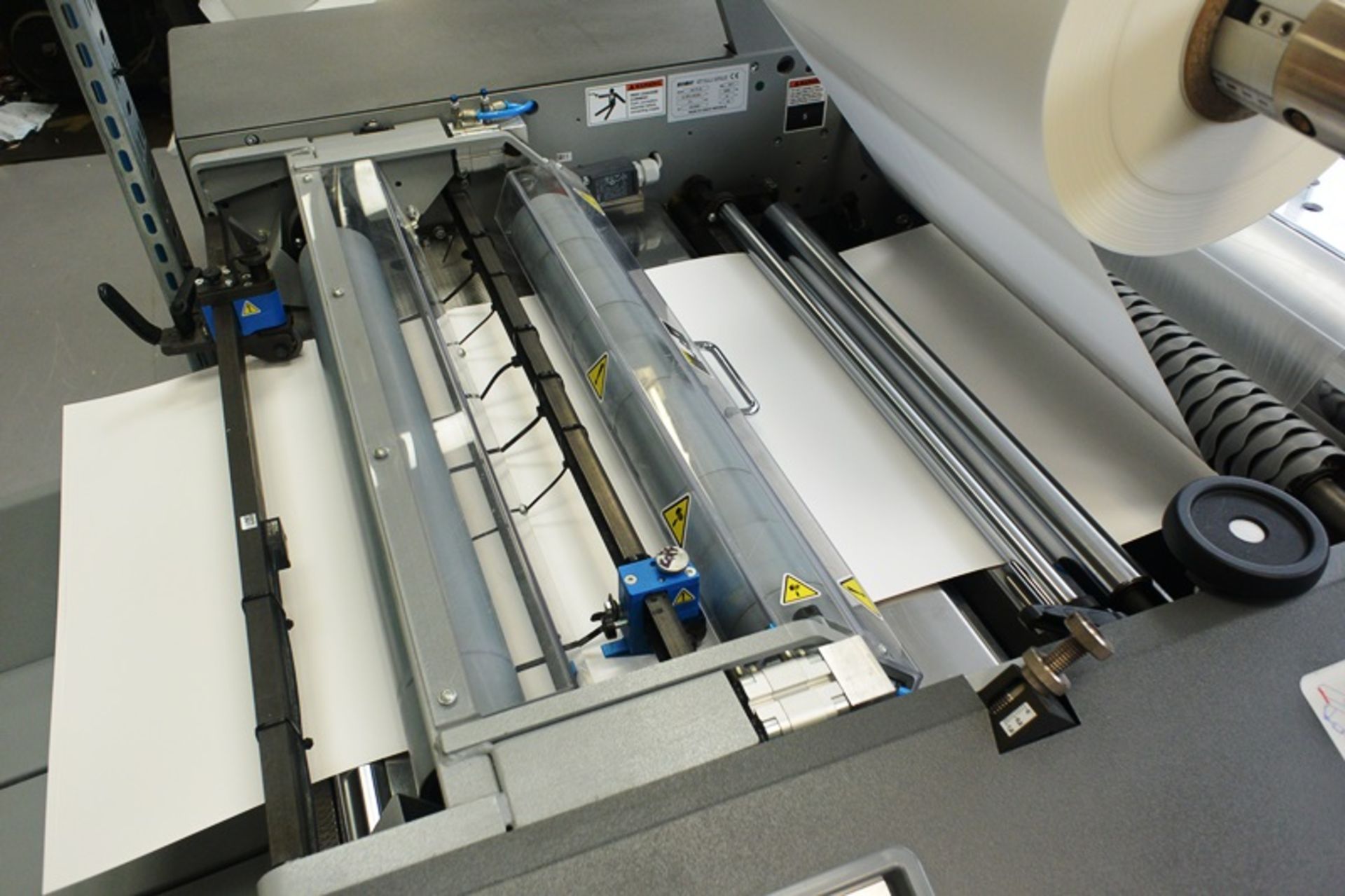 Komfi Delta 52 reel feed thermal laminating machine, serial no. 2DLS664 (2017 - installed 2018), - Image 4 of 11