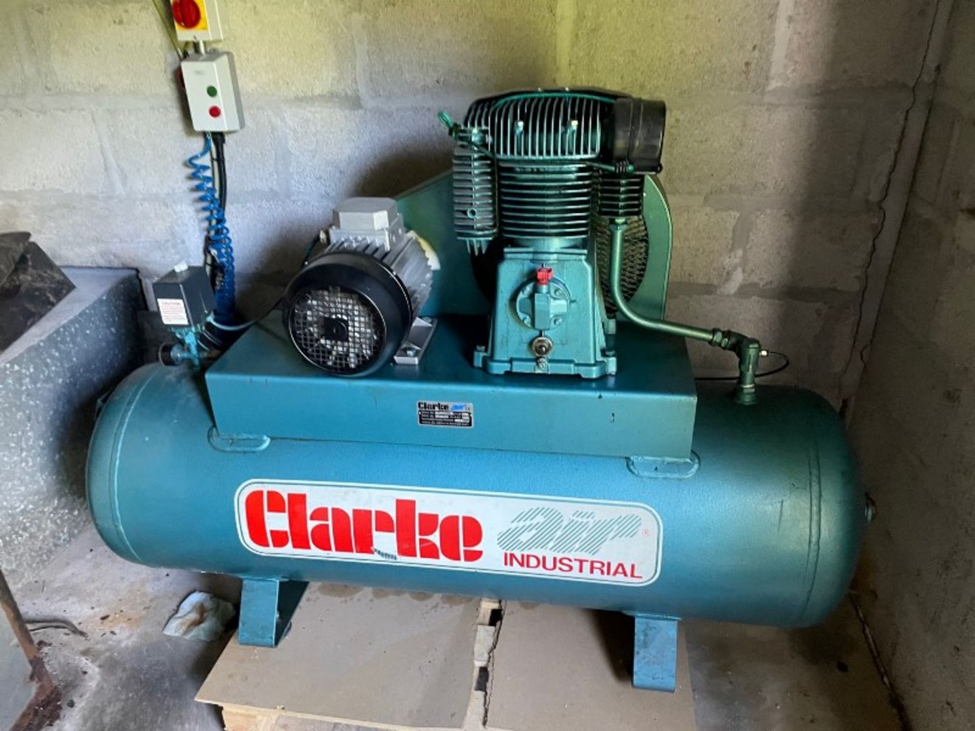 Clarke Air 36C250 receiver mounted air compressor (1999)