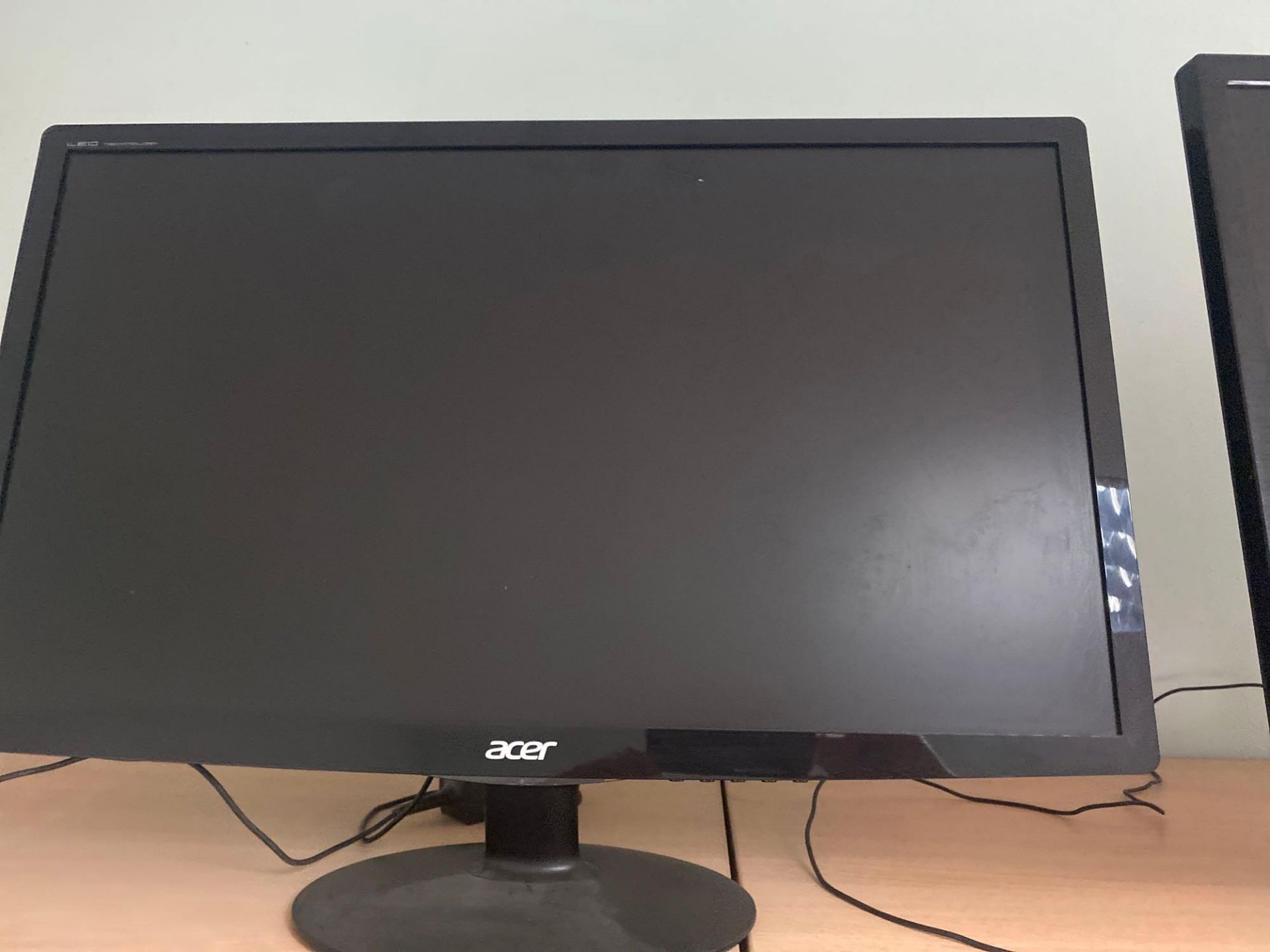 2 Acer, 2 LG and 1 AOC LCD monitors
