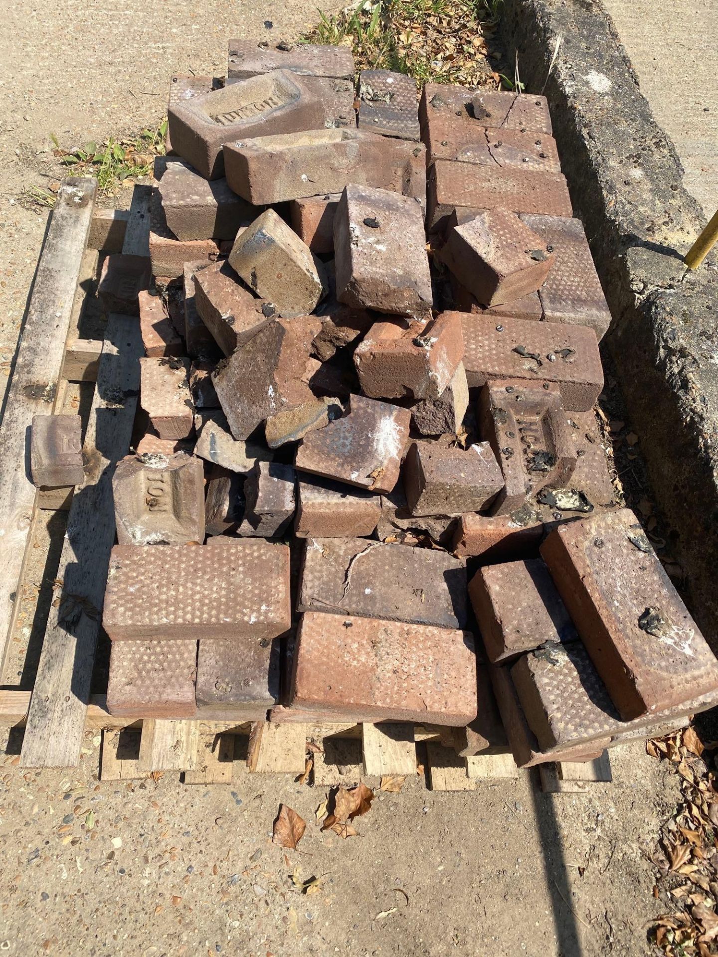 4 pallets comprising various paving bricks and house bricks as lotted - Image 3 of 6