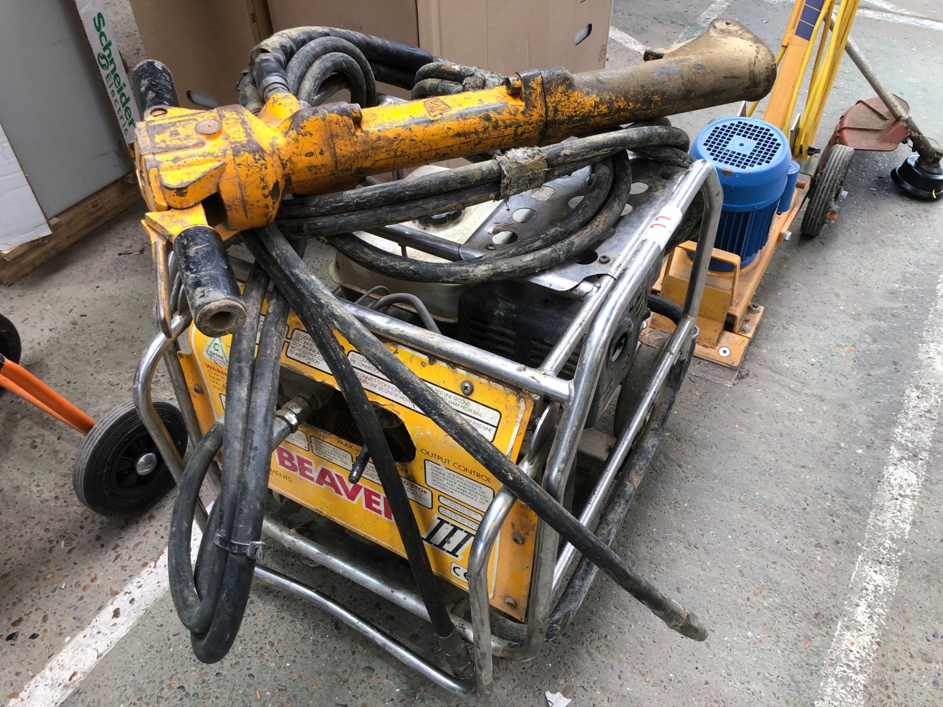 JCB Beaver 3 petrol hydraulic pack complete with JCB breaker and various chisels as lotted - Image 8 of 8