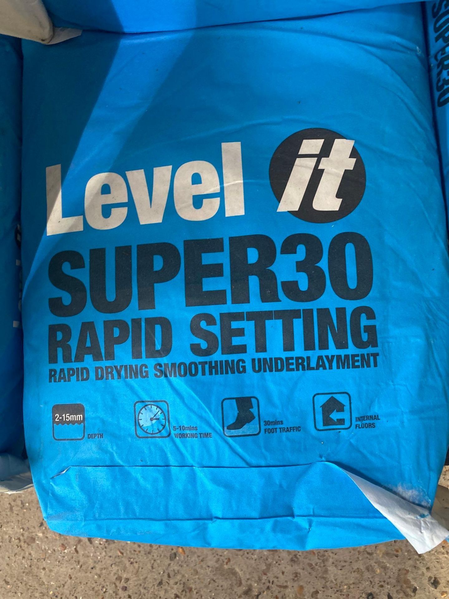 7 bags of Level it super 30 rapid setting levelling compound complete with seven bottles of setting - Image 2 of 3