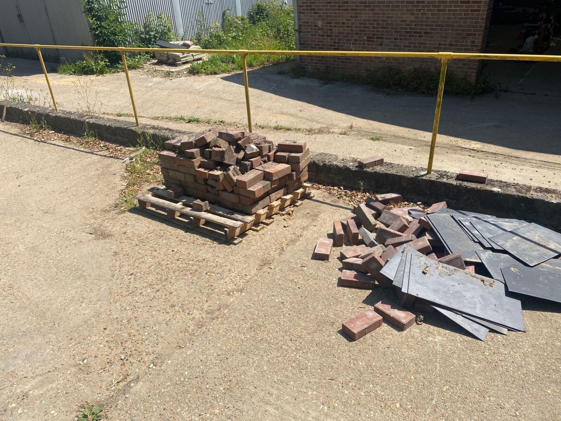 4 pallets comprising various paving bricks and house bricks as lotted - Image 2 of 6