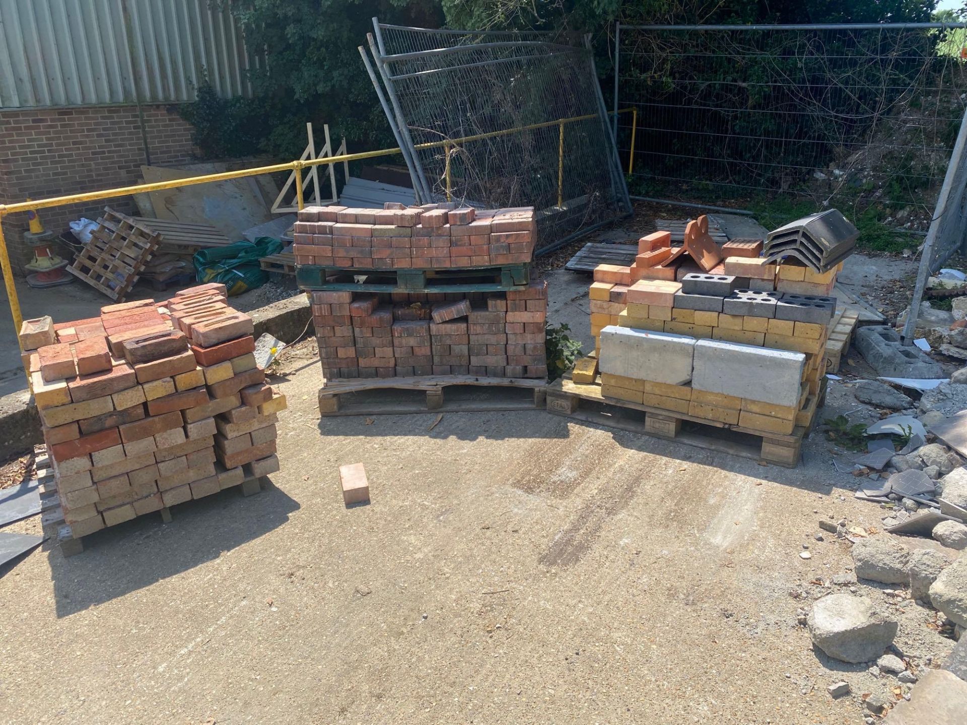 4 pallets comprising various paving bricks and house bricks as lotted