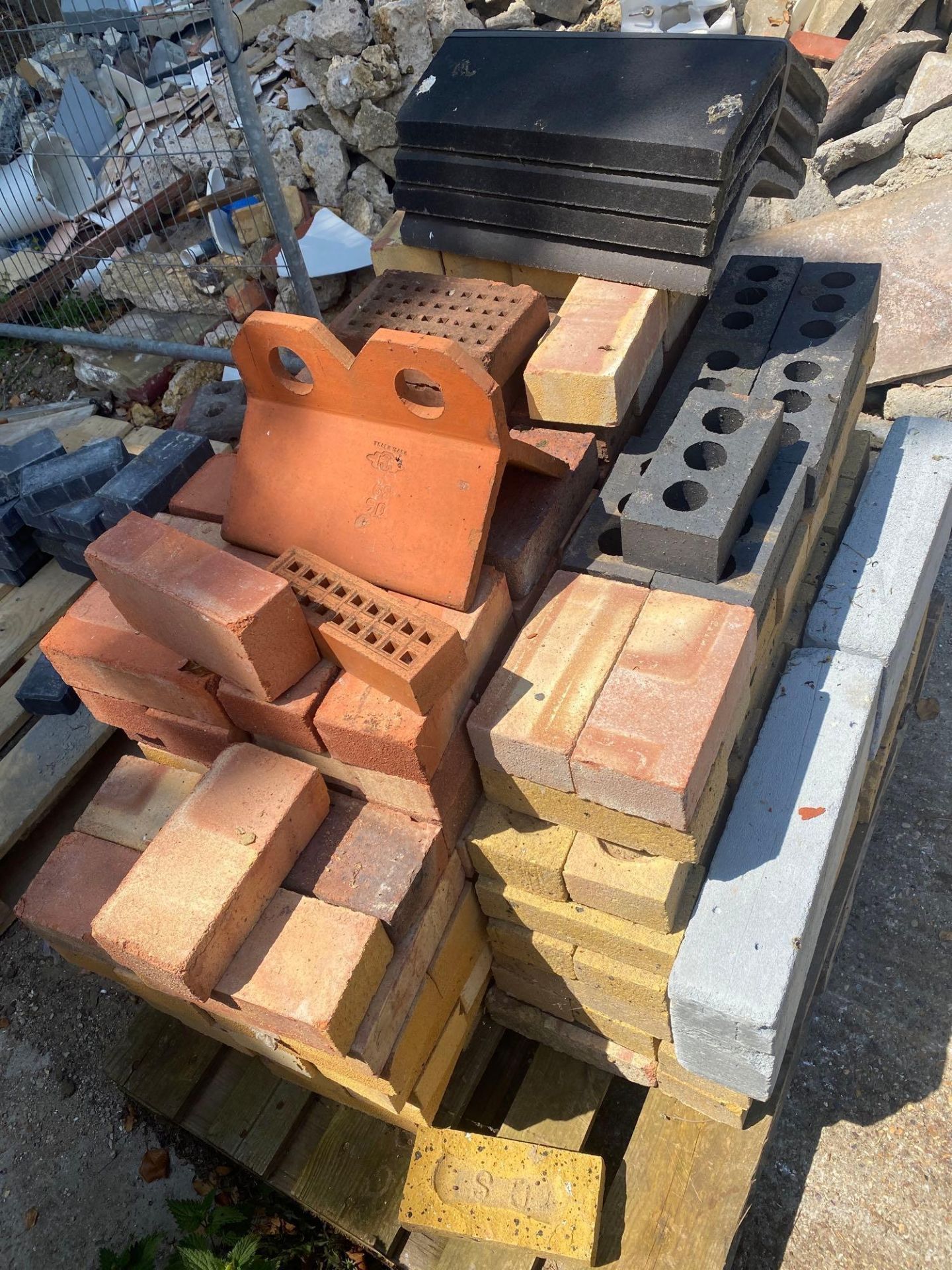 4 pallets comprising various paving bricks and house bricks as lotted - Image 6 of 6