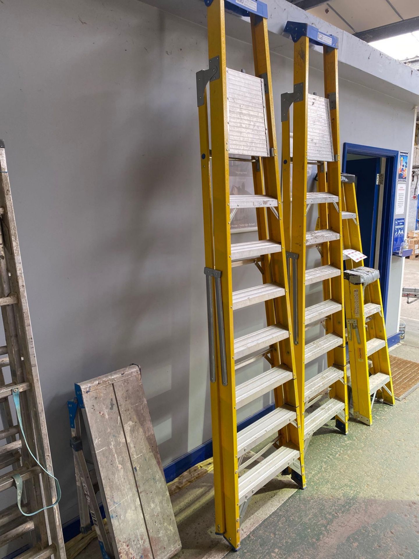 BPS access solutions Ltd seven rung fibreglass A-frame step ladder - Image 3 of 4