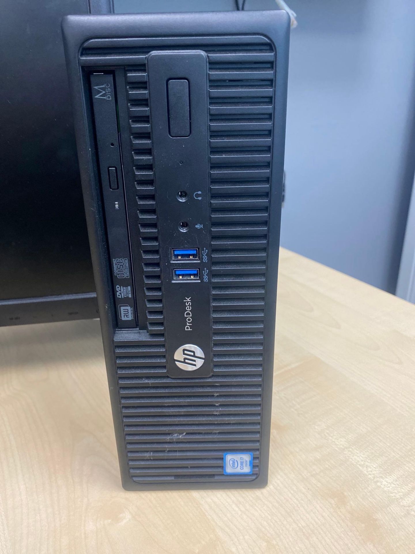 Hewlett Packard Pro Desk desktop computer with i7 processor, serial number CZC6358Y7W and a Hanns- - Image 2 of 5
