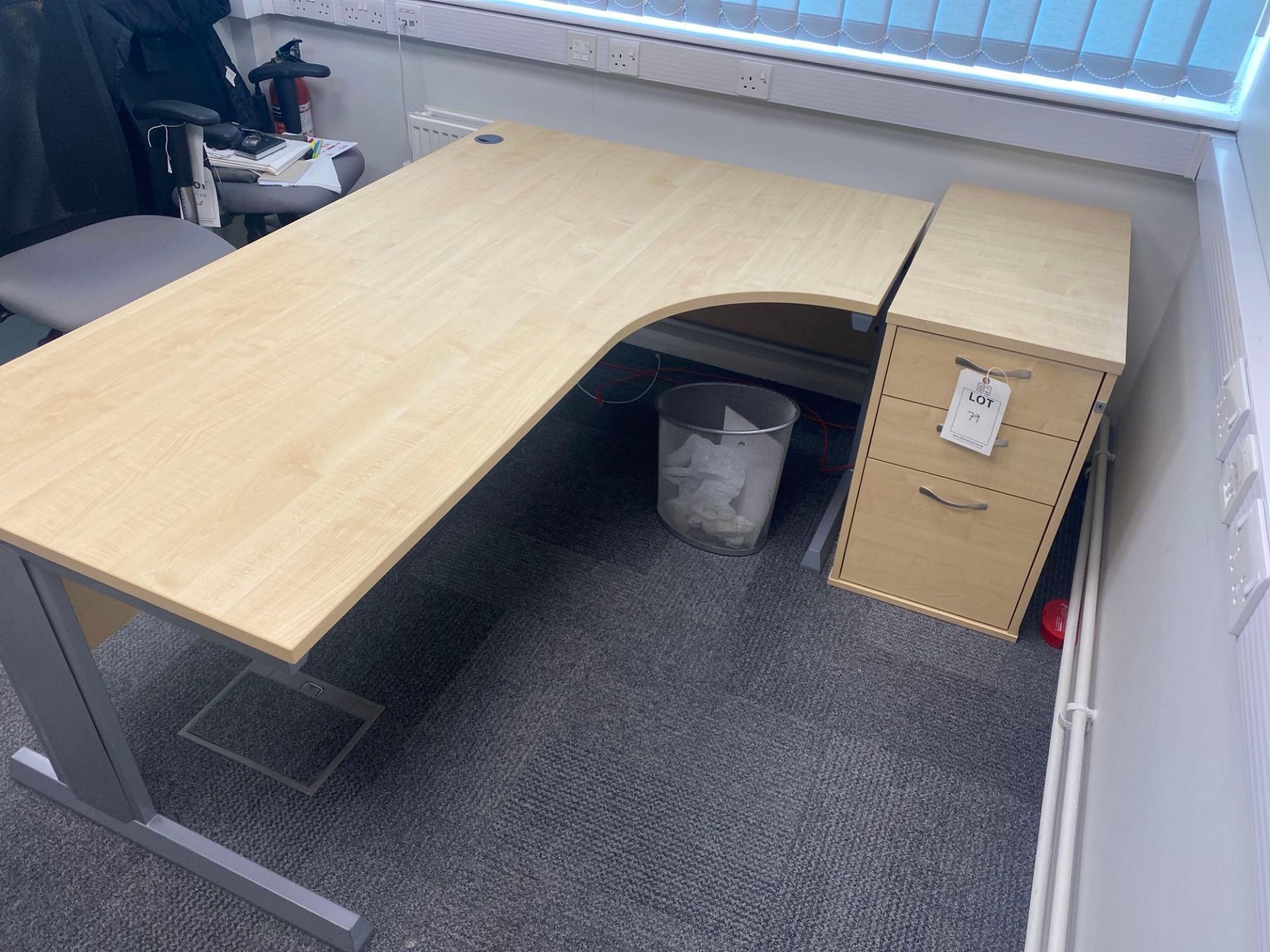 Light oak veneer L-shaped desk complete with matching desk high pedestal and two light oak two - Image 2 of 4