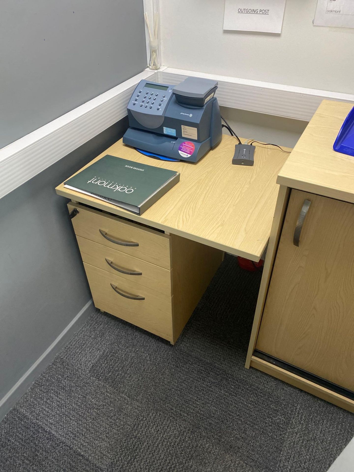 Two light oak veneer wave fronted desks complete with two pedestals, two drawer light oak storage - Image 5 of 5