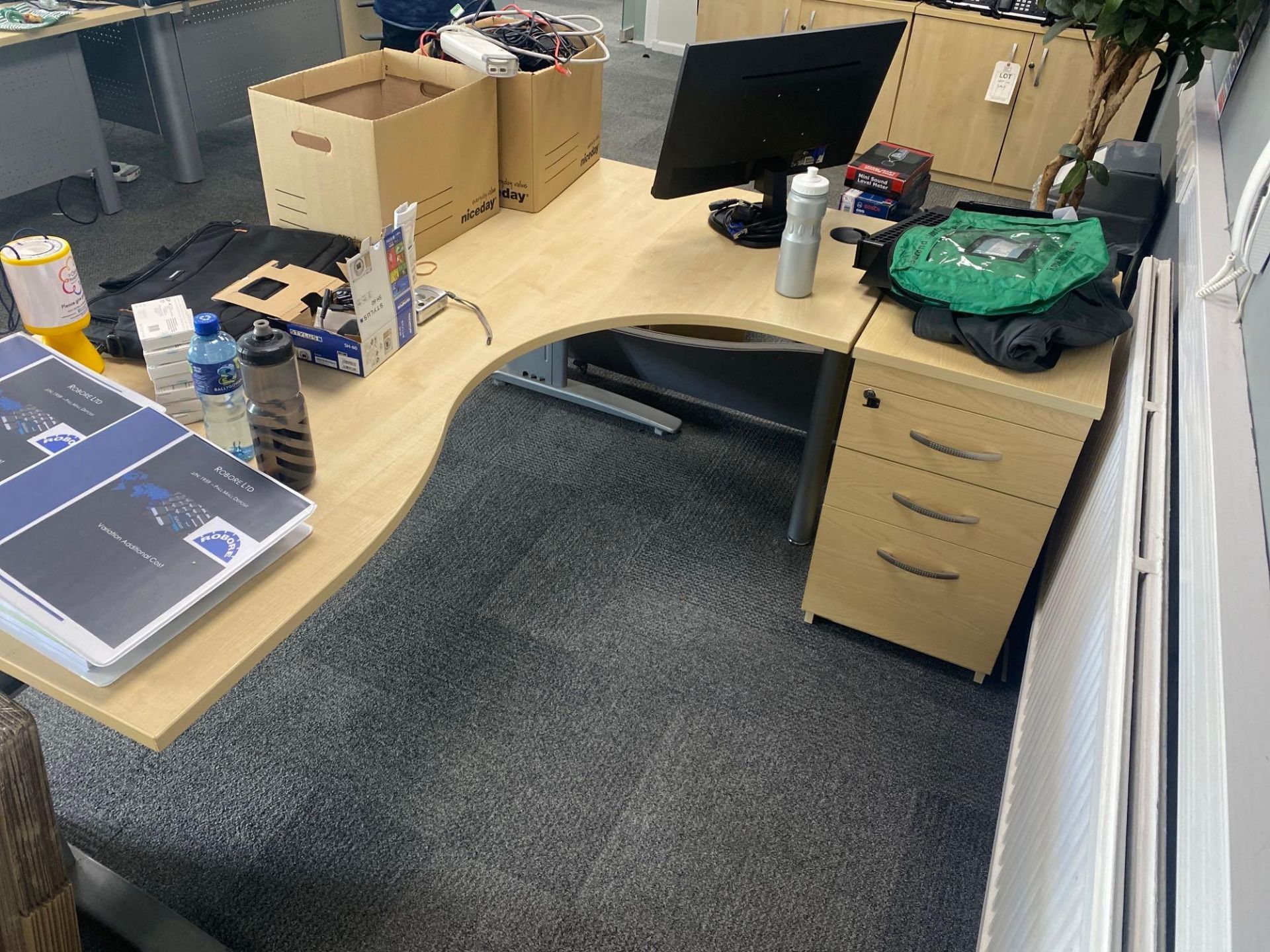 Two light oak veneer wave fronted desks complete with two pedestals, two drawer light oak storage - Image 2 of 5