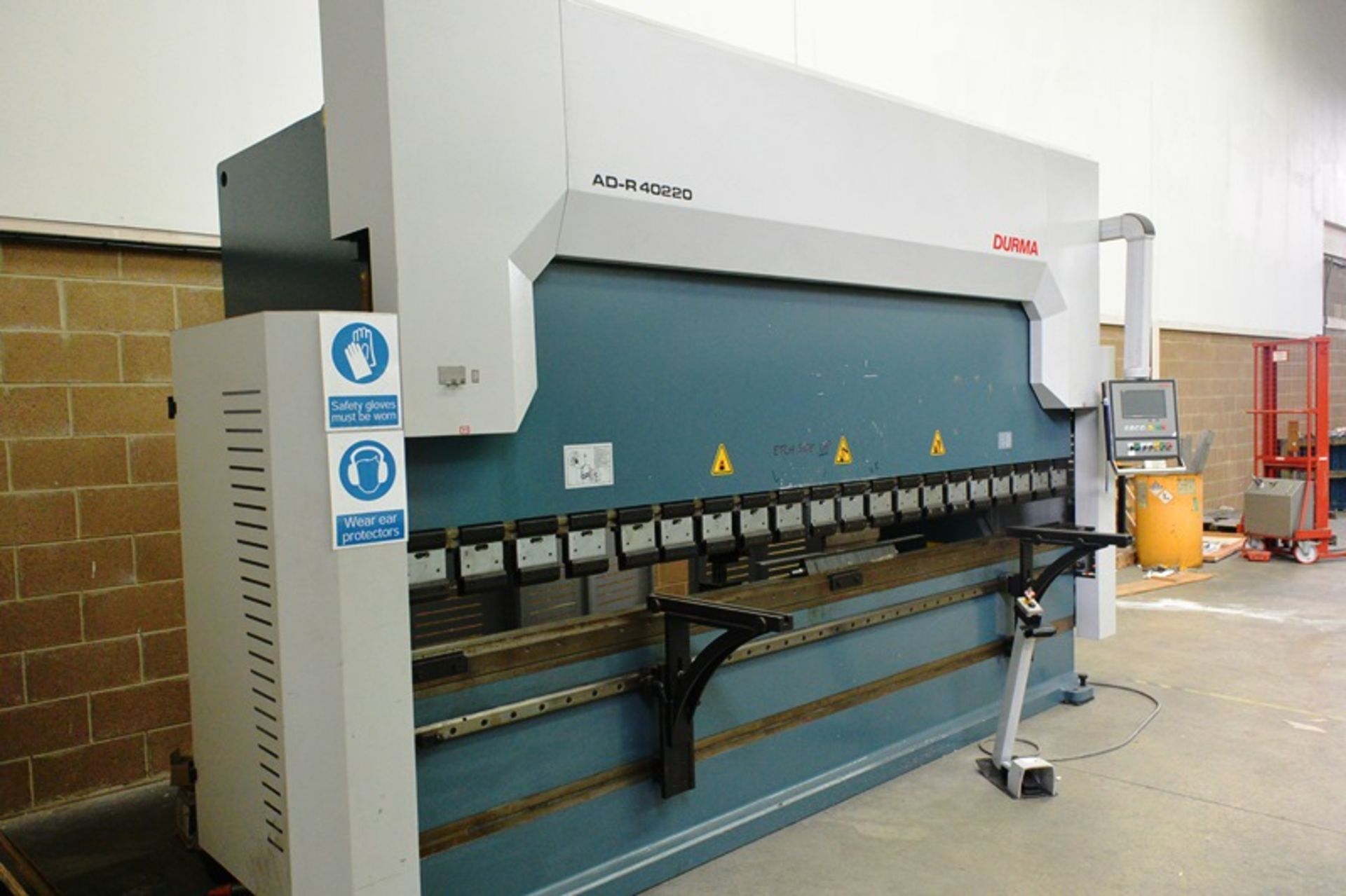 Durma AD-R 40220 hydraulic CNC press brake (2016) - Image 2 of 17