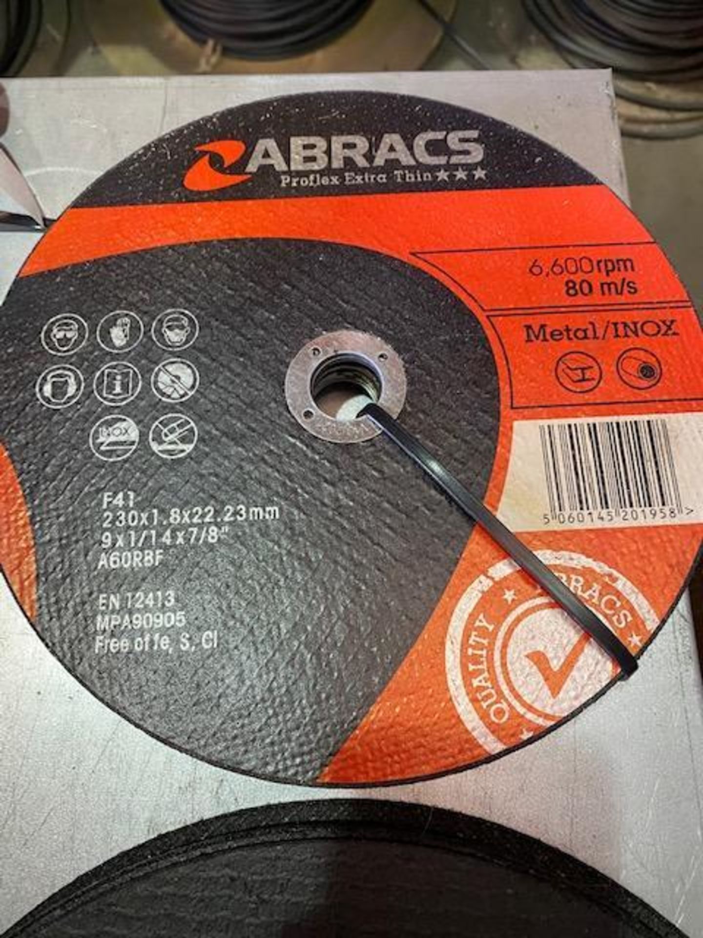 24 various cutting/sanding discs and a 240v 10m extension lead - Image 4 of 5