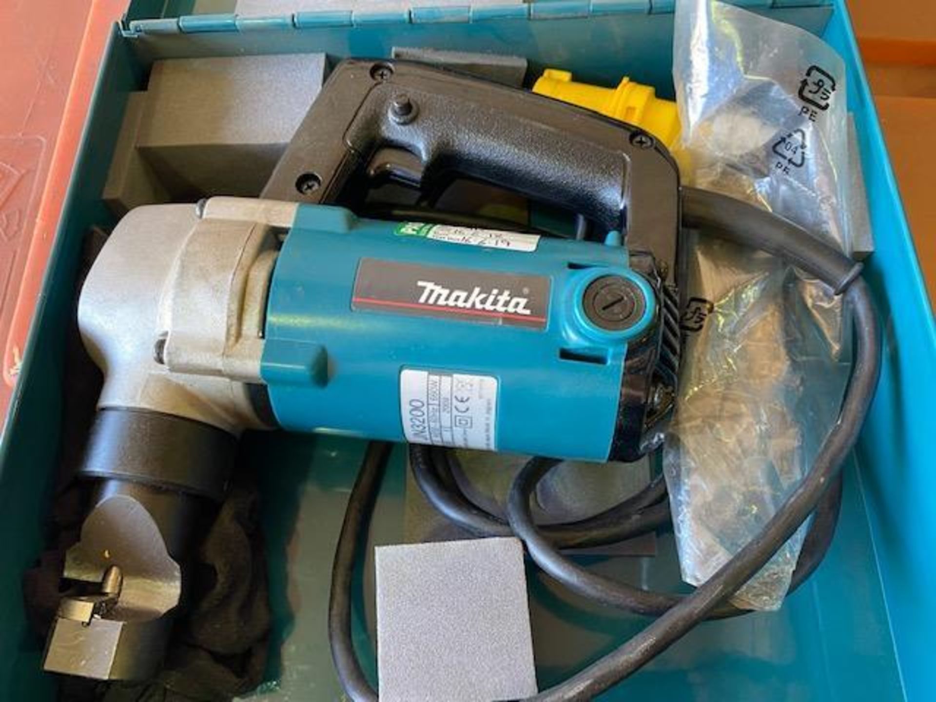 Makita JN3200 metal nibler 110v