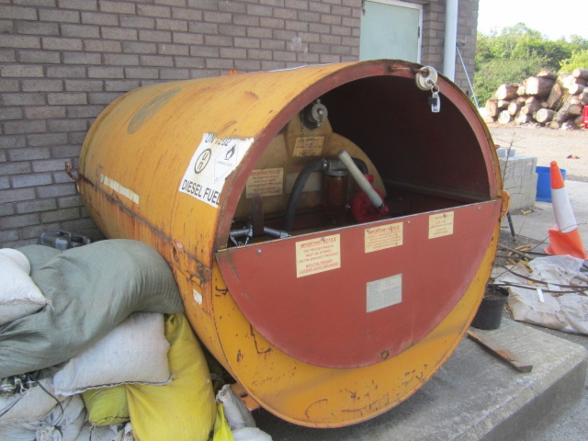 Trailer Engineering forkliftable bunded diesel fuel bowser, capacity 950 Litres, manual pump, - Image 2 of 6