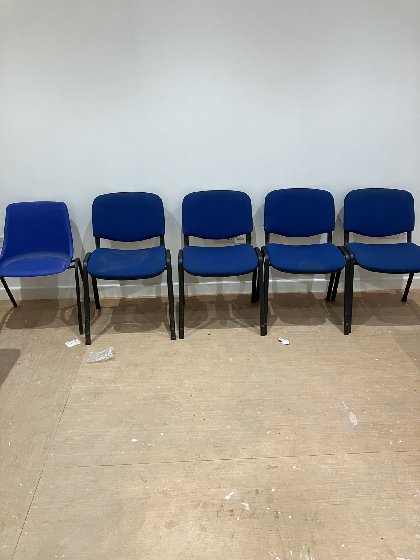 Six plastic chairs and blue upholstered chairs - Image 2 of 3