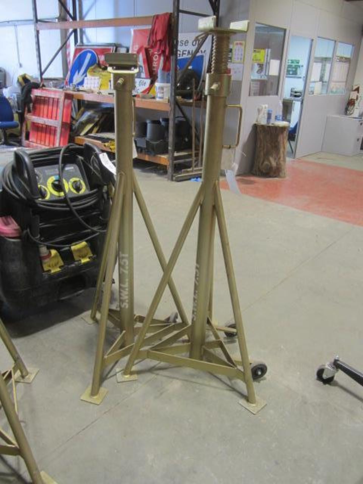 Set of 4 TotalKare portable adjustable height axle stands, SWL 7.5t NB: This item has no record of - Image 3 of 5