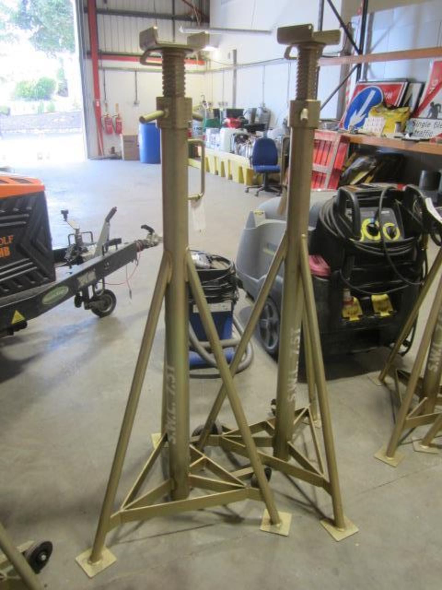 Set of 4 TotalKare portable adjustable height axle stands, SWL 7.5t NB: This item has no record of - Image 2 of 5