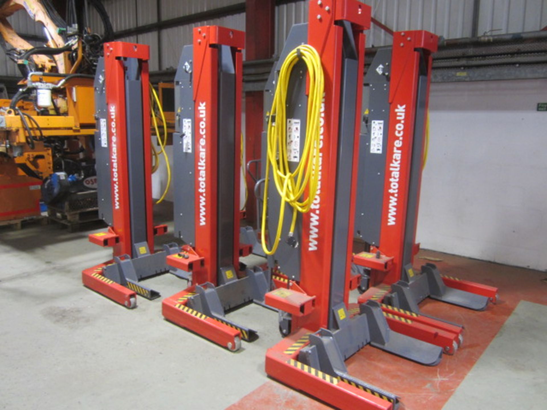 Set of 6 Tatolkare mobile vehicle lift posts, SWL 7,500kg, serial numbers: 04253/4, 042154/4,
