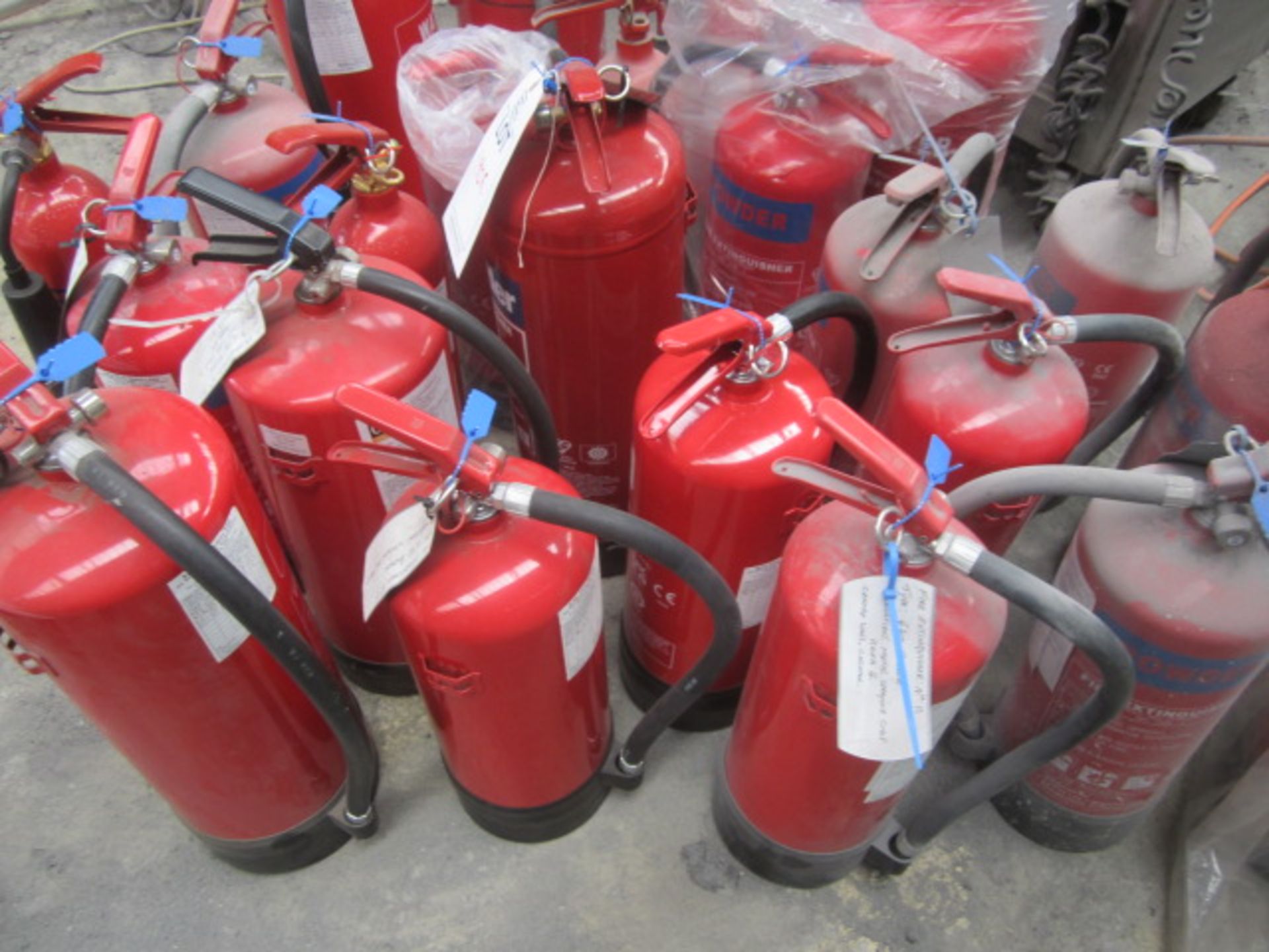 Quantity of assorted fire extinguishers including powder, foam, water etc. - Bild 4 aus 4