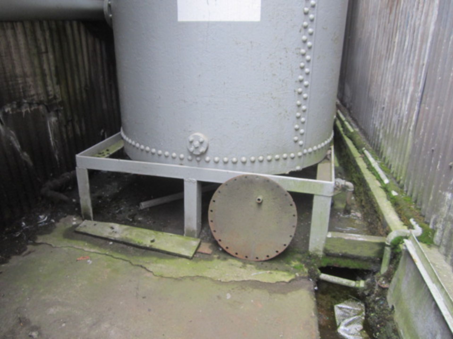 Unnamed welded air receiver mounted on steel platform, approx. 5m height - Bild 3 aus 3