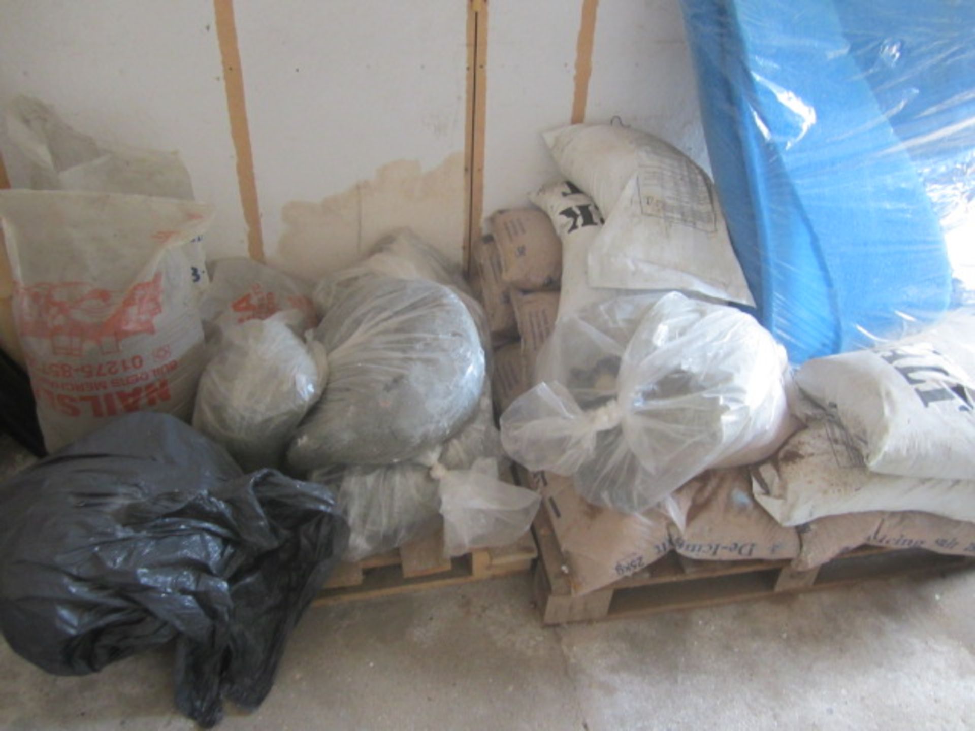 Contents of store room including floor paint, rock salt, pipe insulation, bagged glass grit, etc. - Image 4 of 6