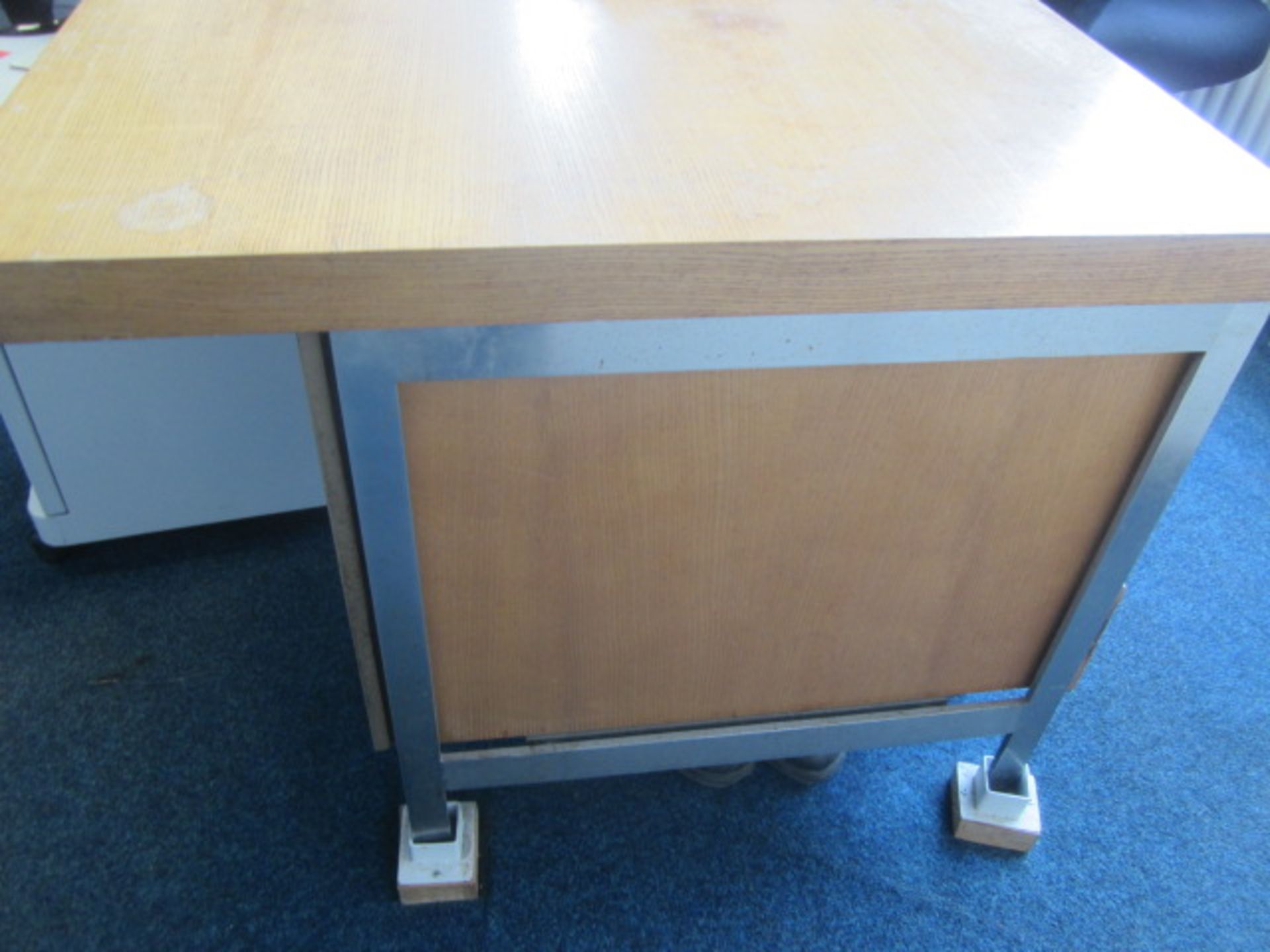 Solid wood double pedestal desk - Image 4 of 4
