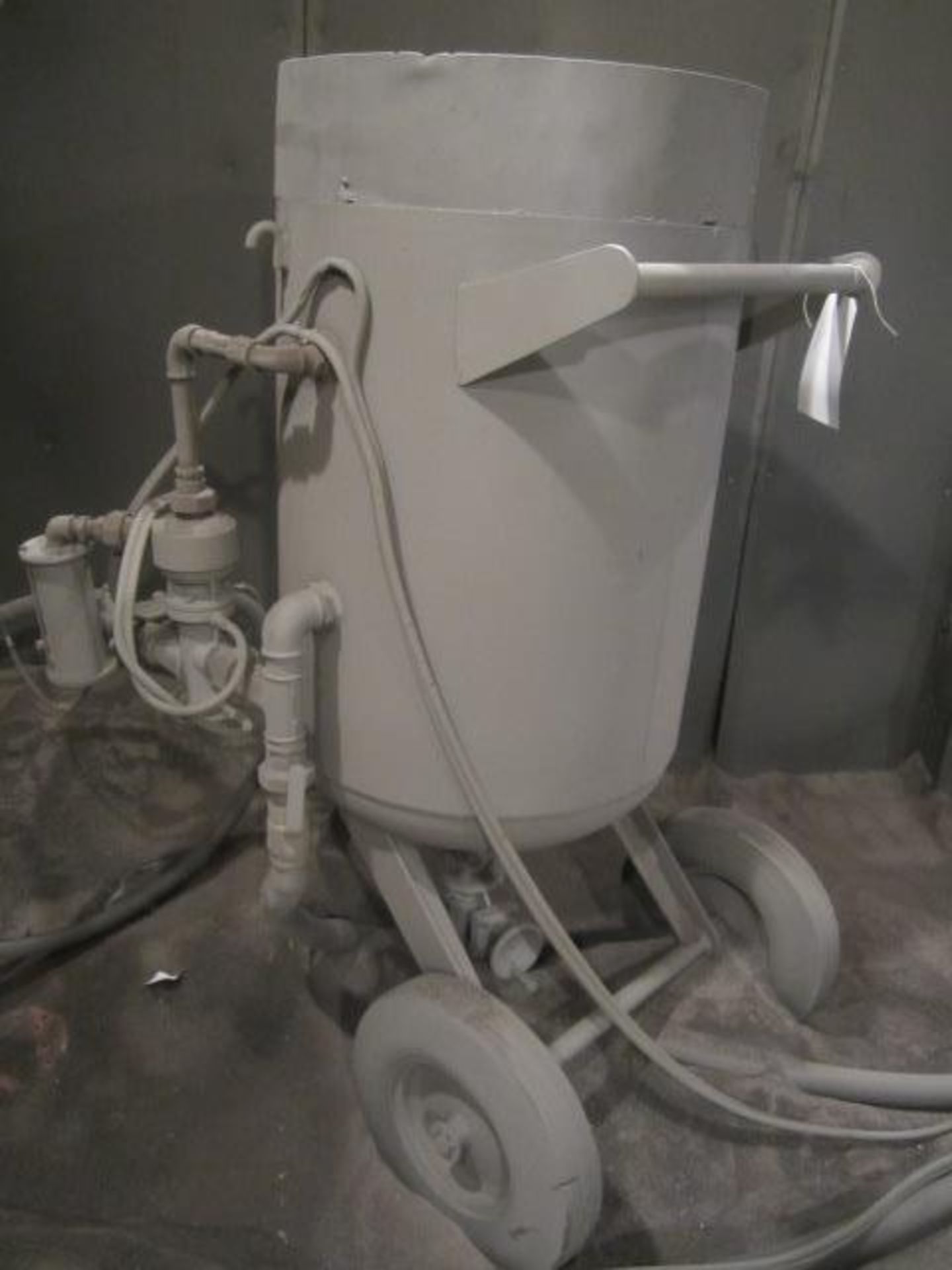 Mobile pneumatic powered shot blast hopper and spray hose, vessel dimensions 650mm dia x 950mm - Image 3 of 3