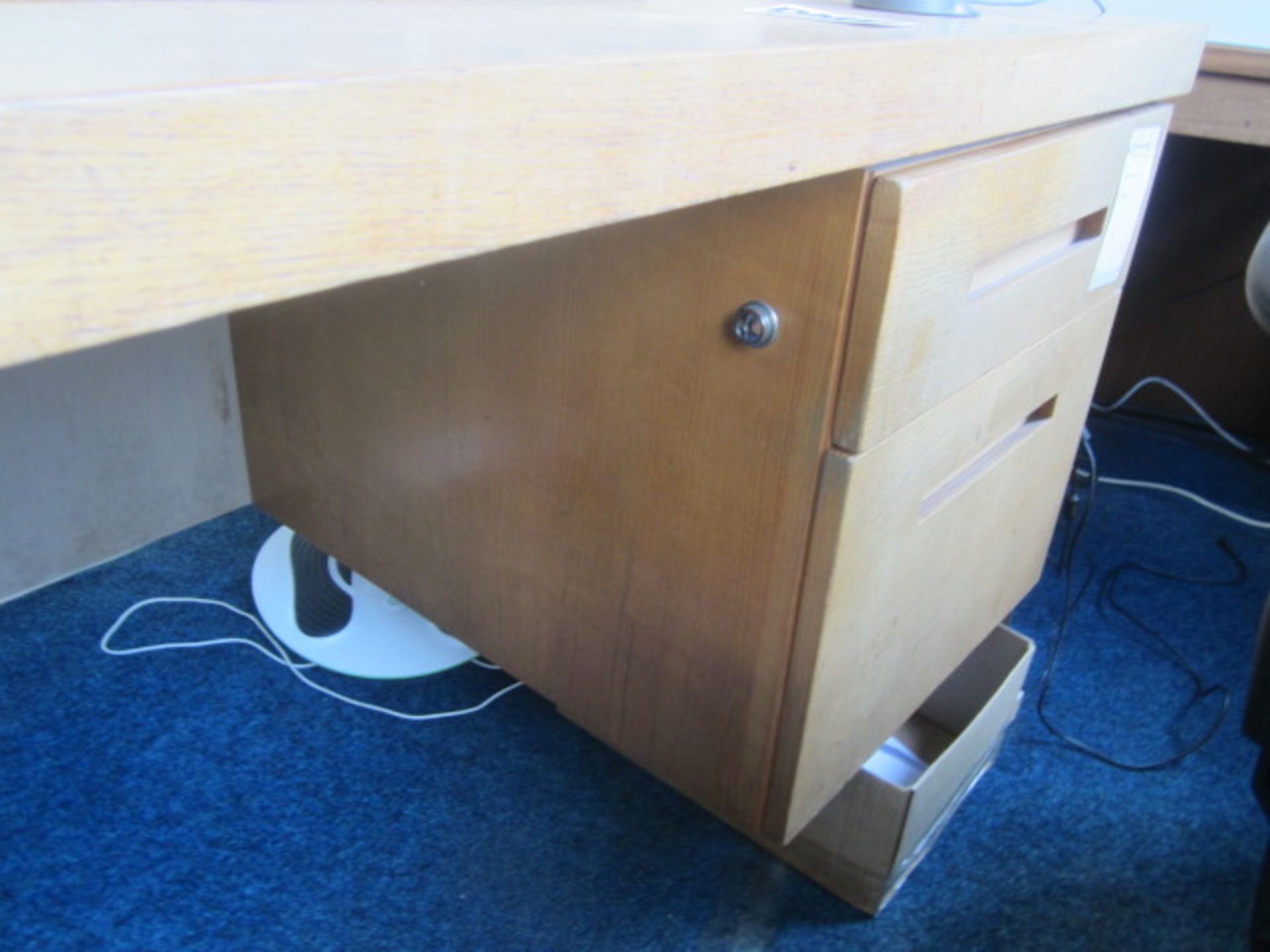 Solid wood double pedestal desk - Image 3 of 4