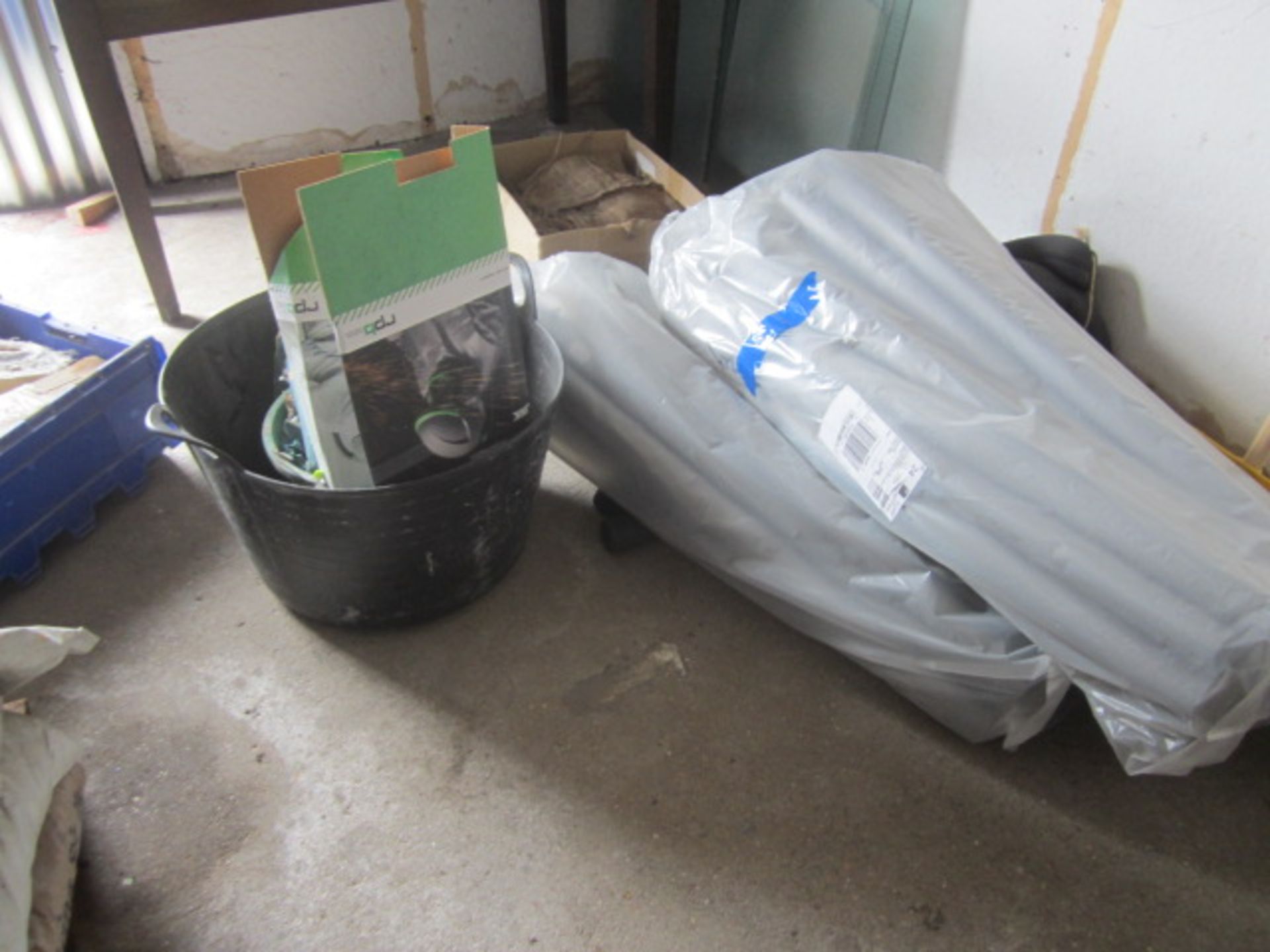 Contents of store room including floor paint, rock salt, pipe insulation, bagged glass grit, etc. - Image 5 of 6