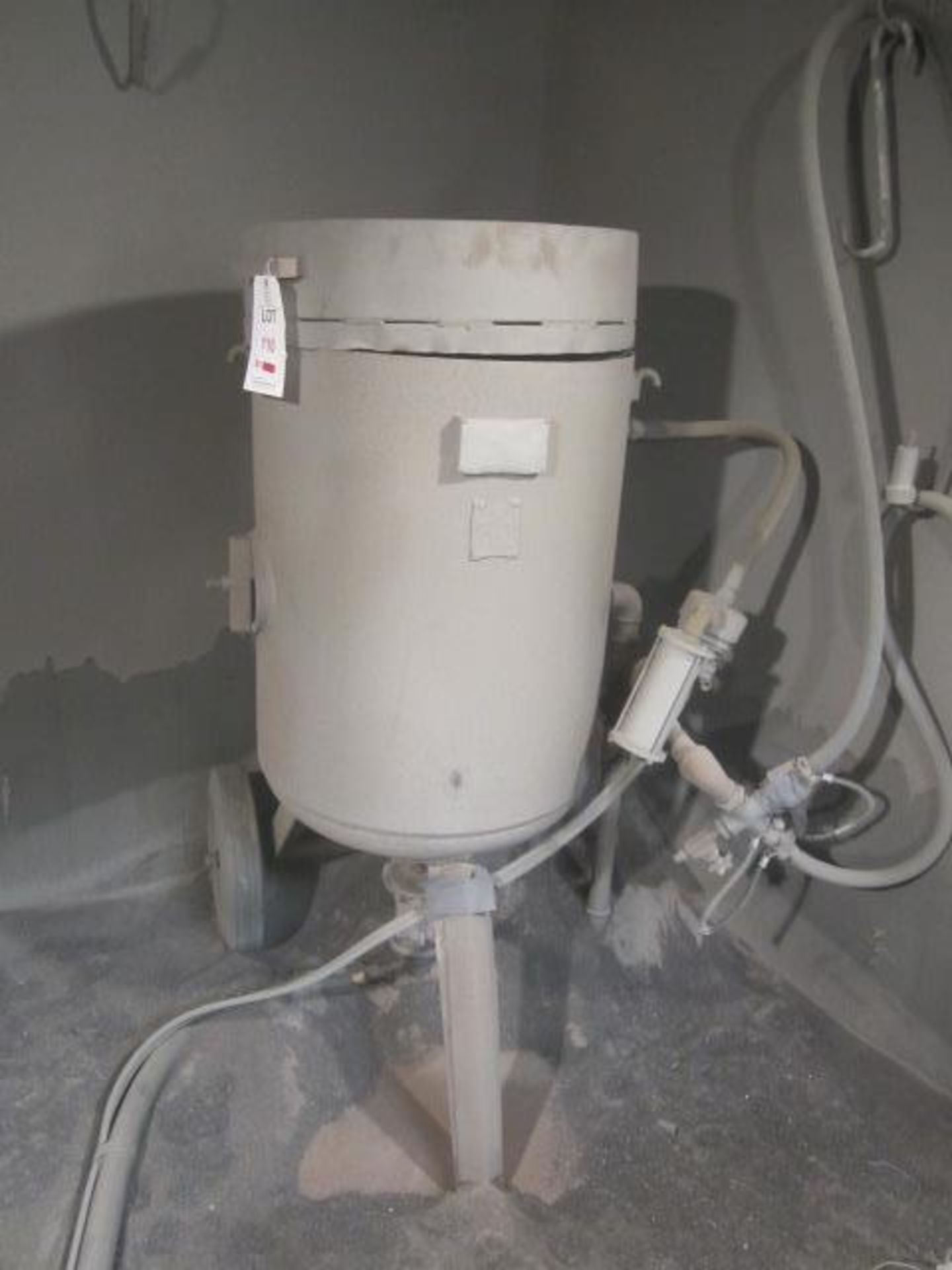 Mobile pneumatic powered shot blast hopper and spray hose, vessel dimensions 650mm dia x 950mm - Image 2 of 4