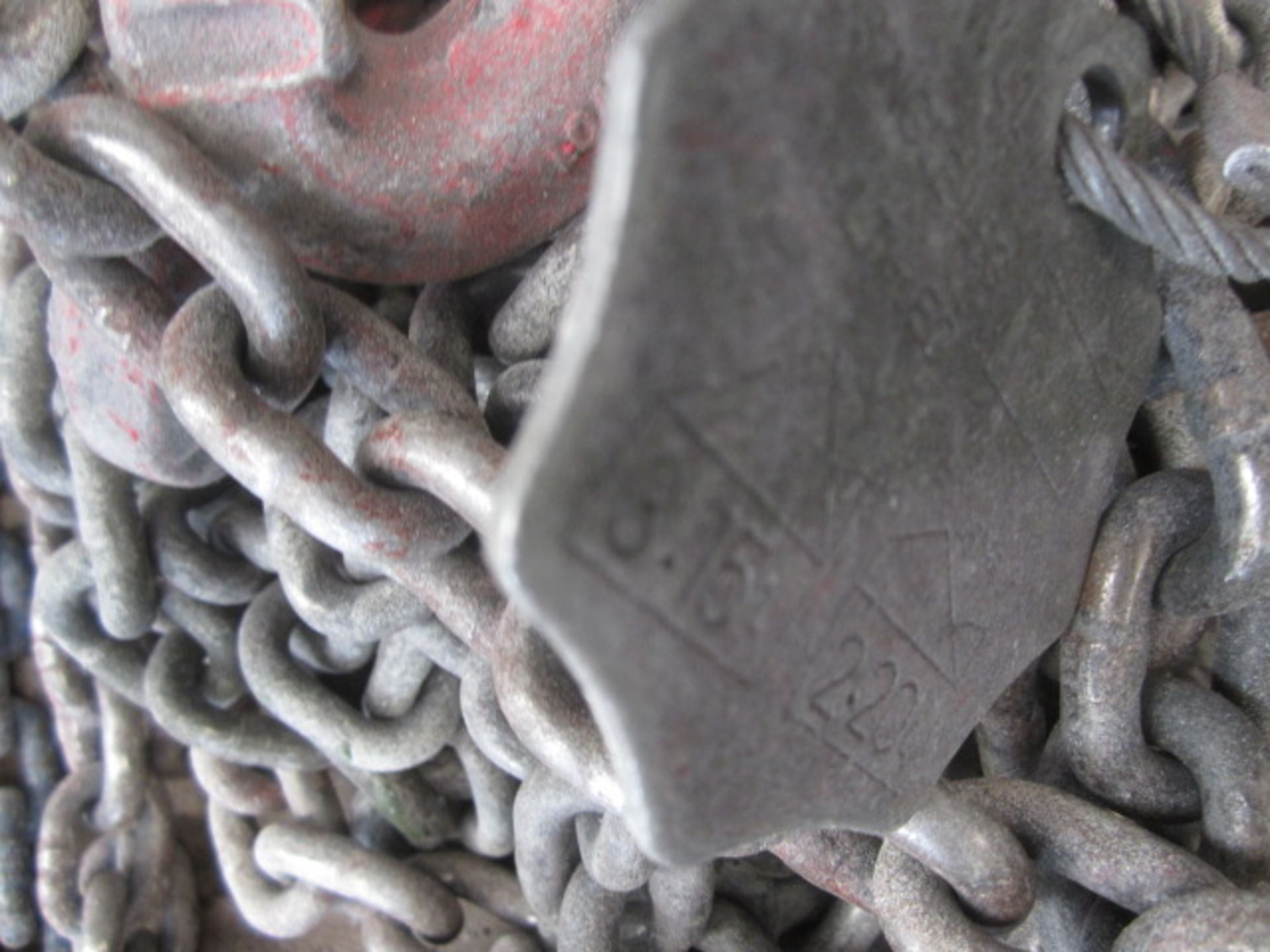 Three assorted lifting chains and hooks NB: The purchaser must ensure a Thorough Examination is - Image 3 of 4