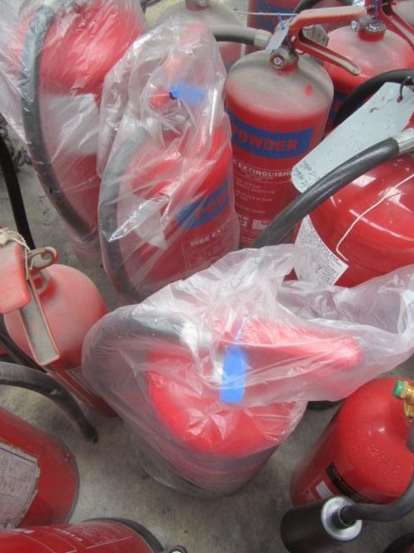 Quantity of assorted fire extinguishers including powder, foam, water etc. - Bild 2 aus 4
