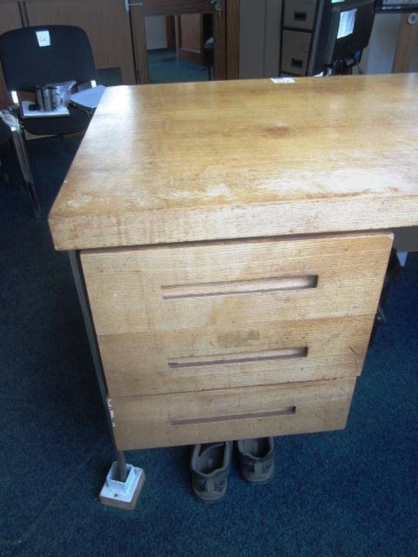 Solid wood double pedestal desk - Image 2 of 4