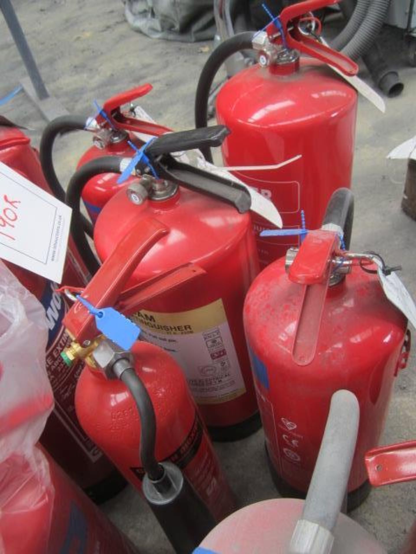 Quantity of assorted fire extinguishers including powder, foam, water etc. - Bild 3 aus 4