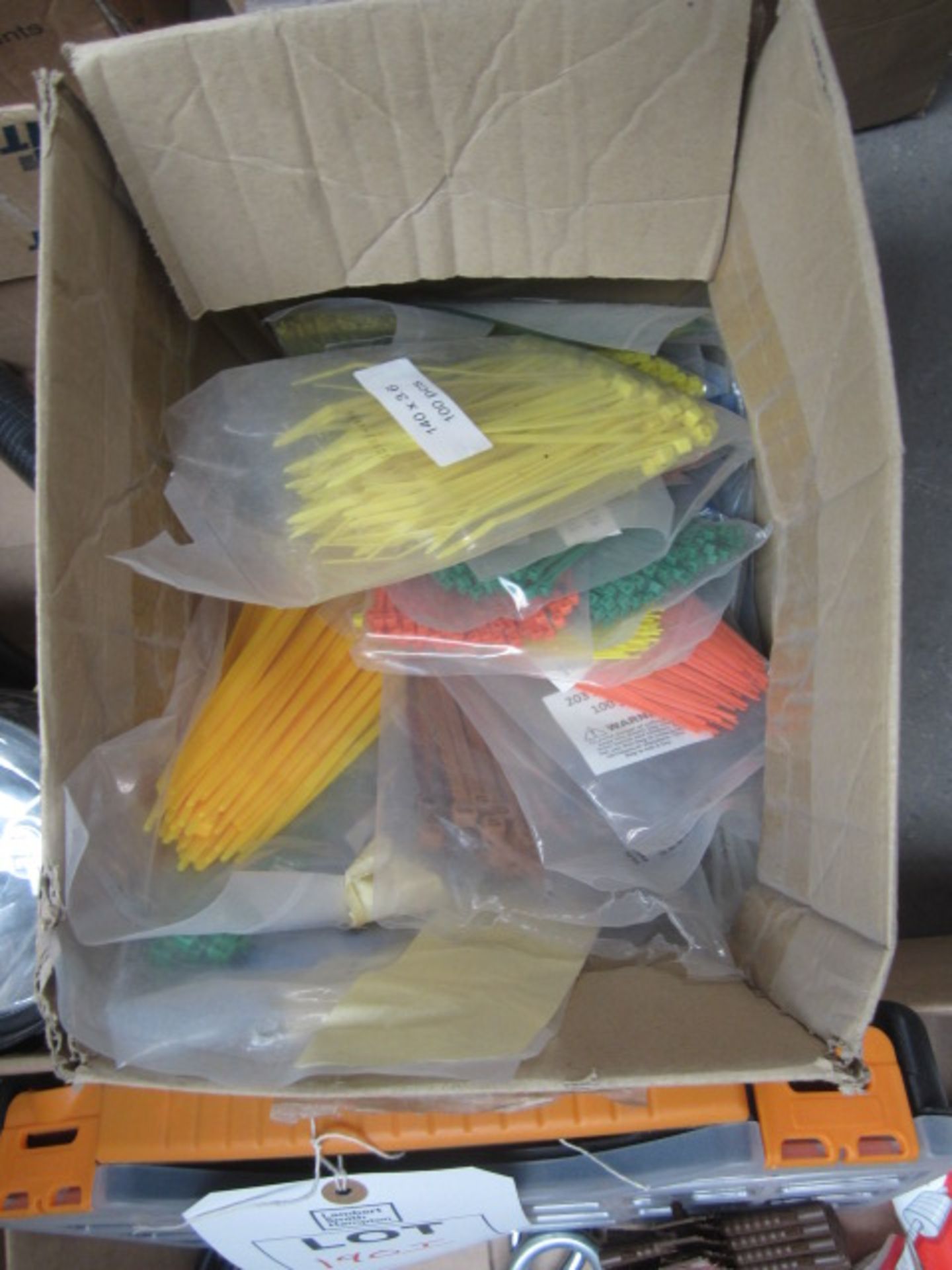 Miscellaneous lot including plastic ties, hand torches, screws, roof cladding screws, wood screws - Image 4 of 7