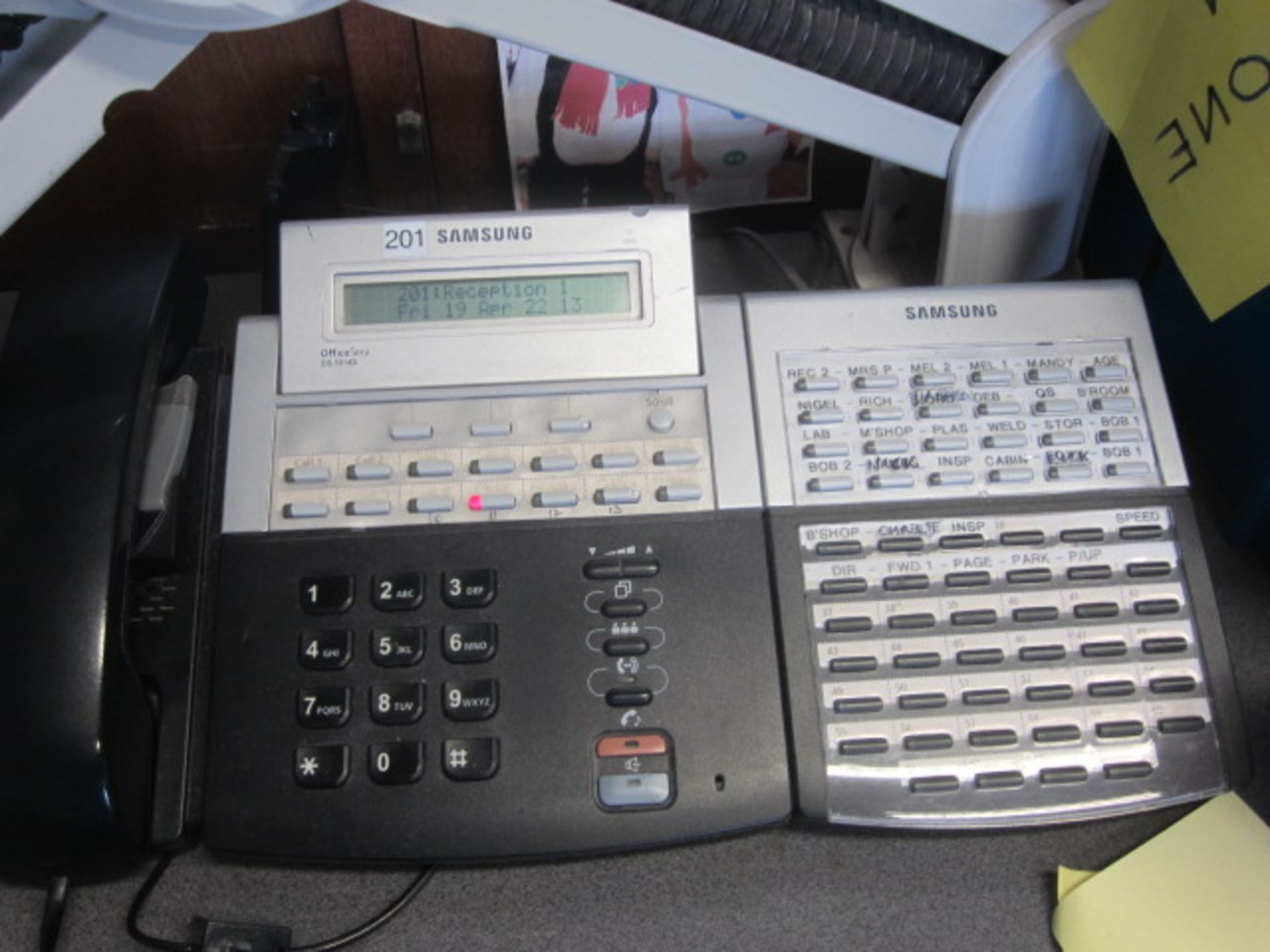 Samsung telephone system with 27 handsets - Image 5 of 6