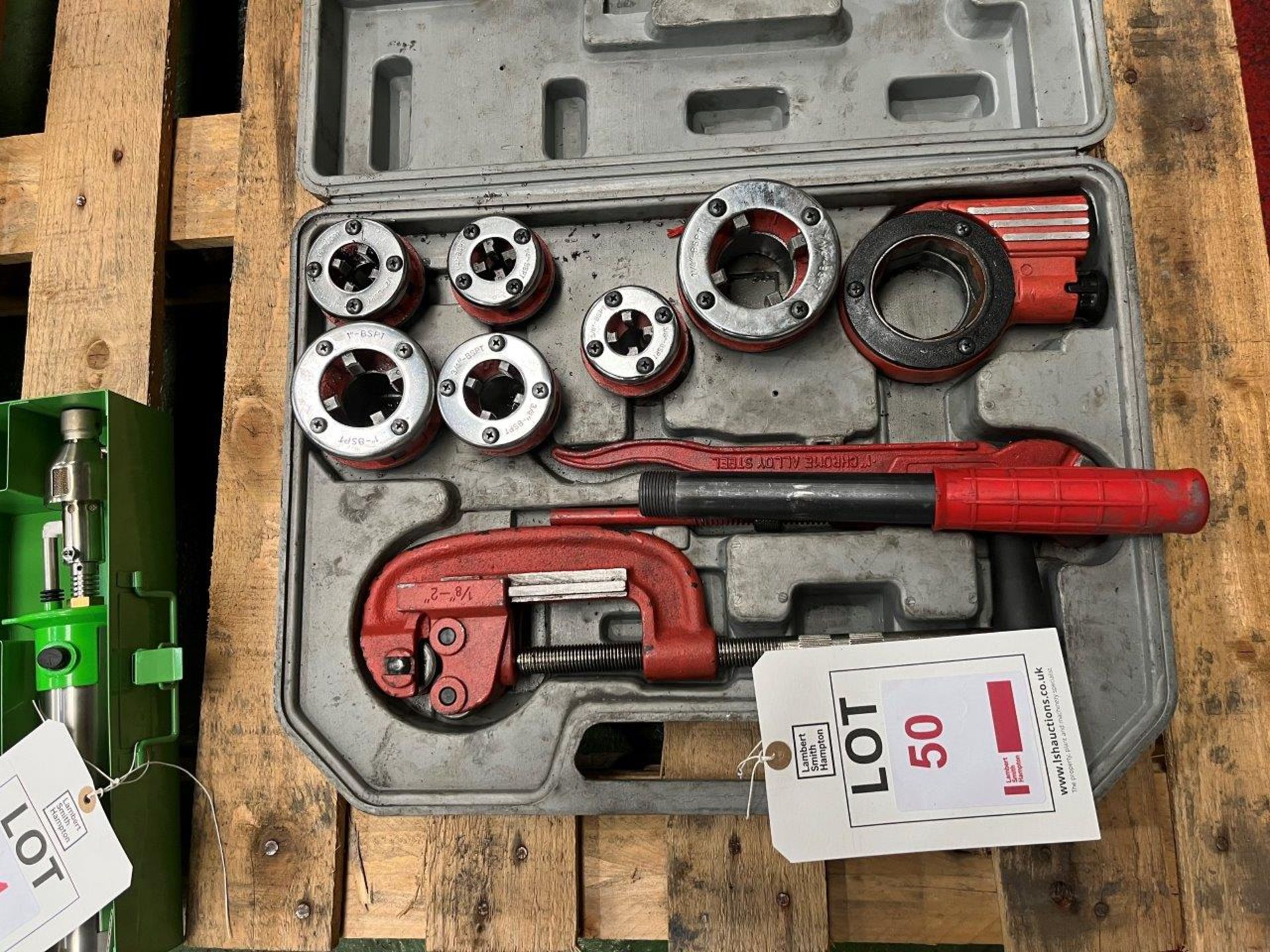 Pipe threading kit