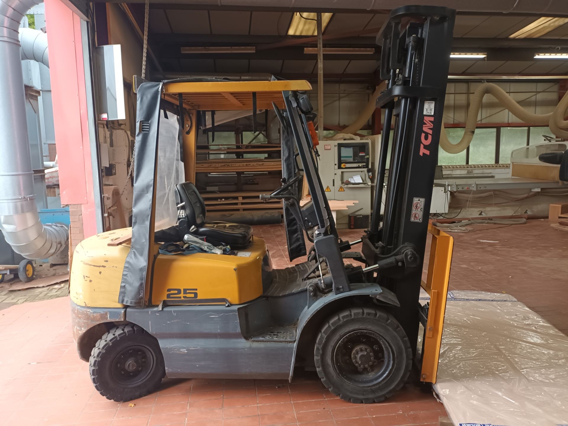 TCM25 FD2575T 2.5 ton diesel, forklift truck VM400 mast Registration no. KN52 XOG Serial no. - Image 2 of 4