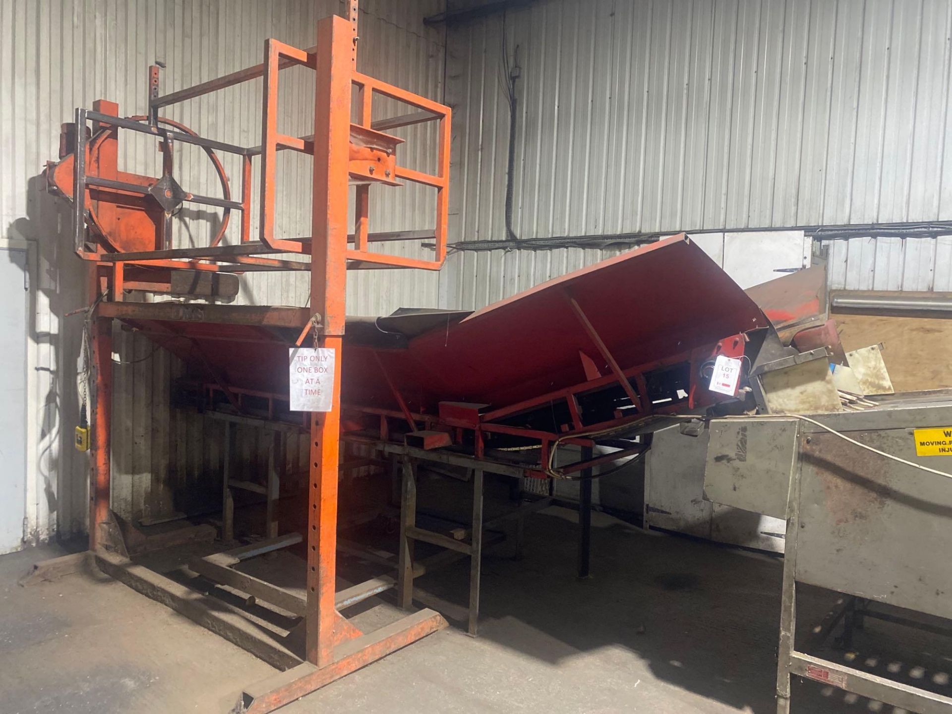 Downs box tipper and boat infeed conveyor