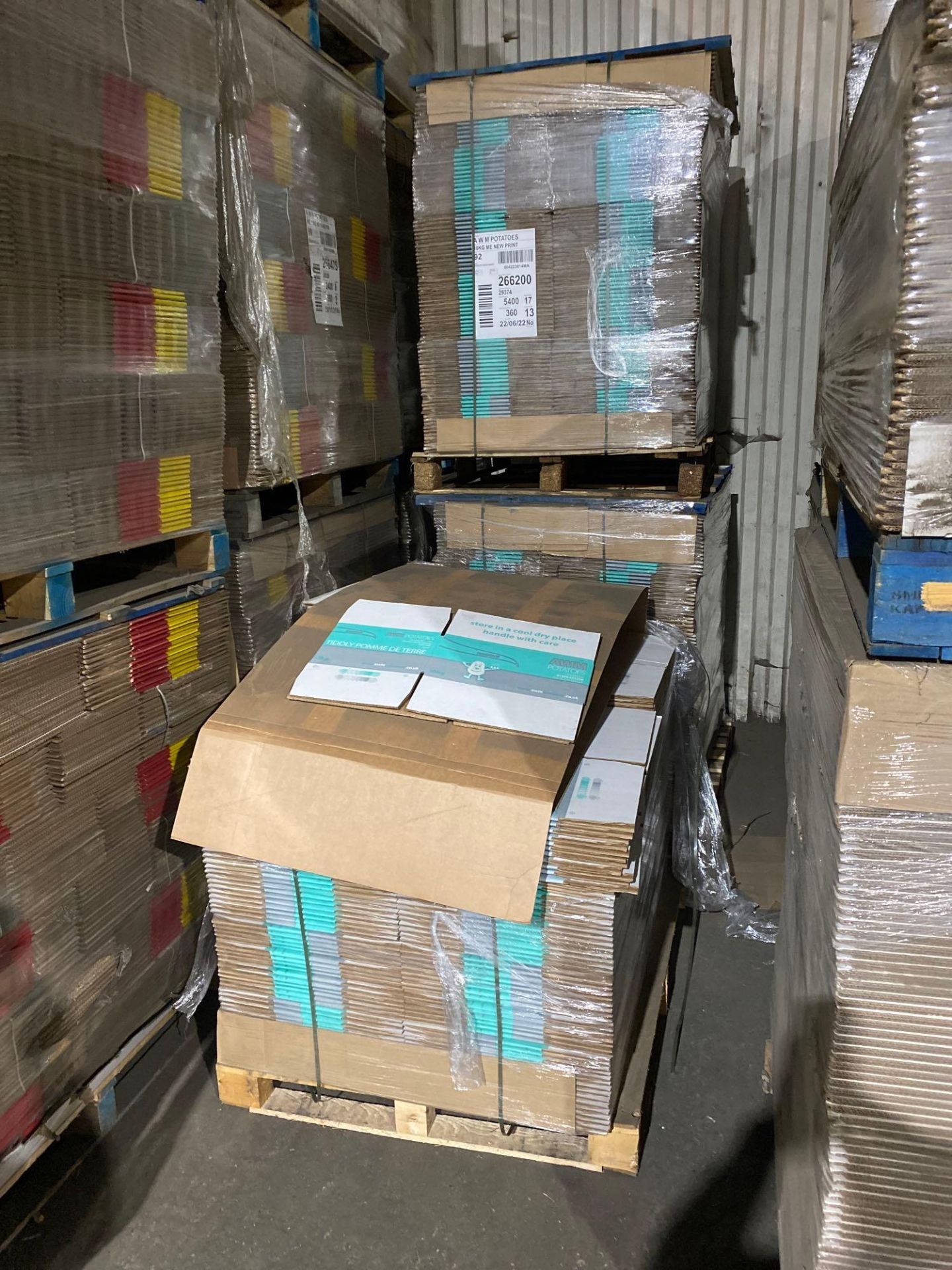 2 1/2 pallets of 360 per pallet total = 900 boxes for 15kg