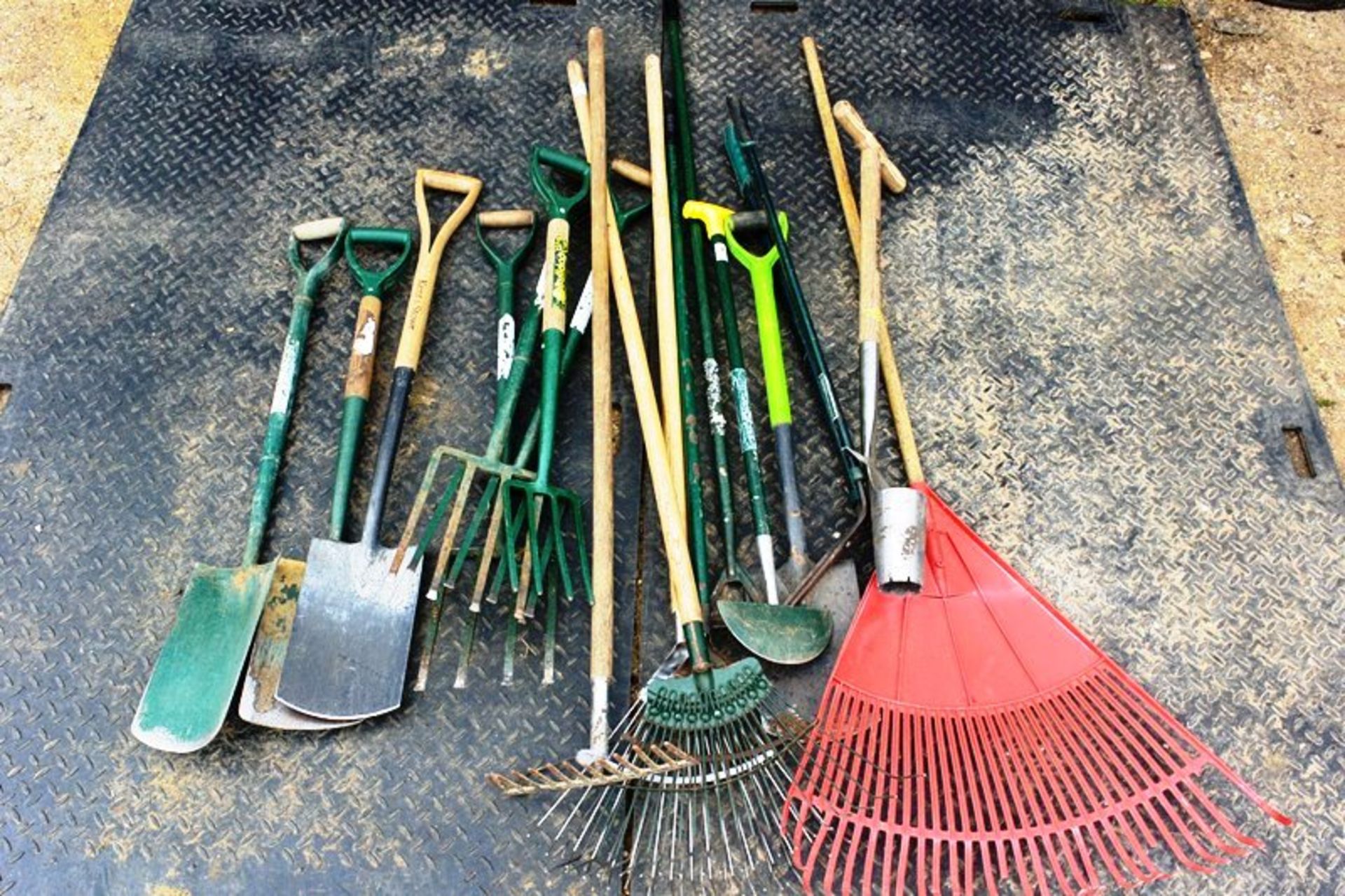 Assorted garden hand tools (as lotted)