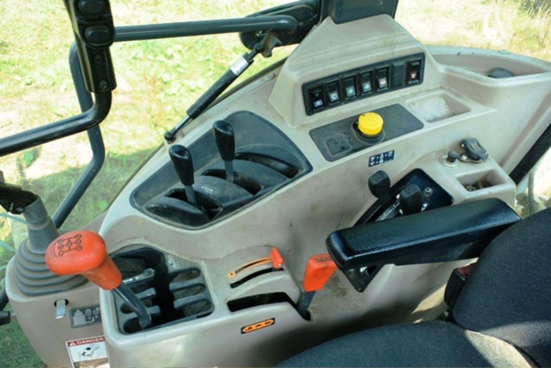 Kubota M6060 60 hp tractor, registration OY63 LBN (2013) with Kubota LA1154 front loader, Kubota - Image 15 of 22