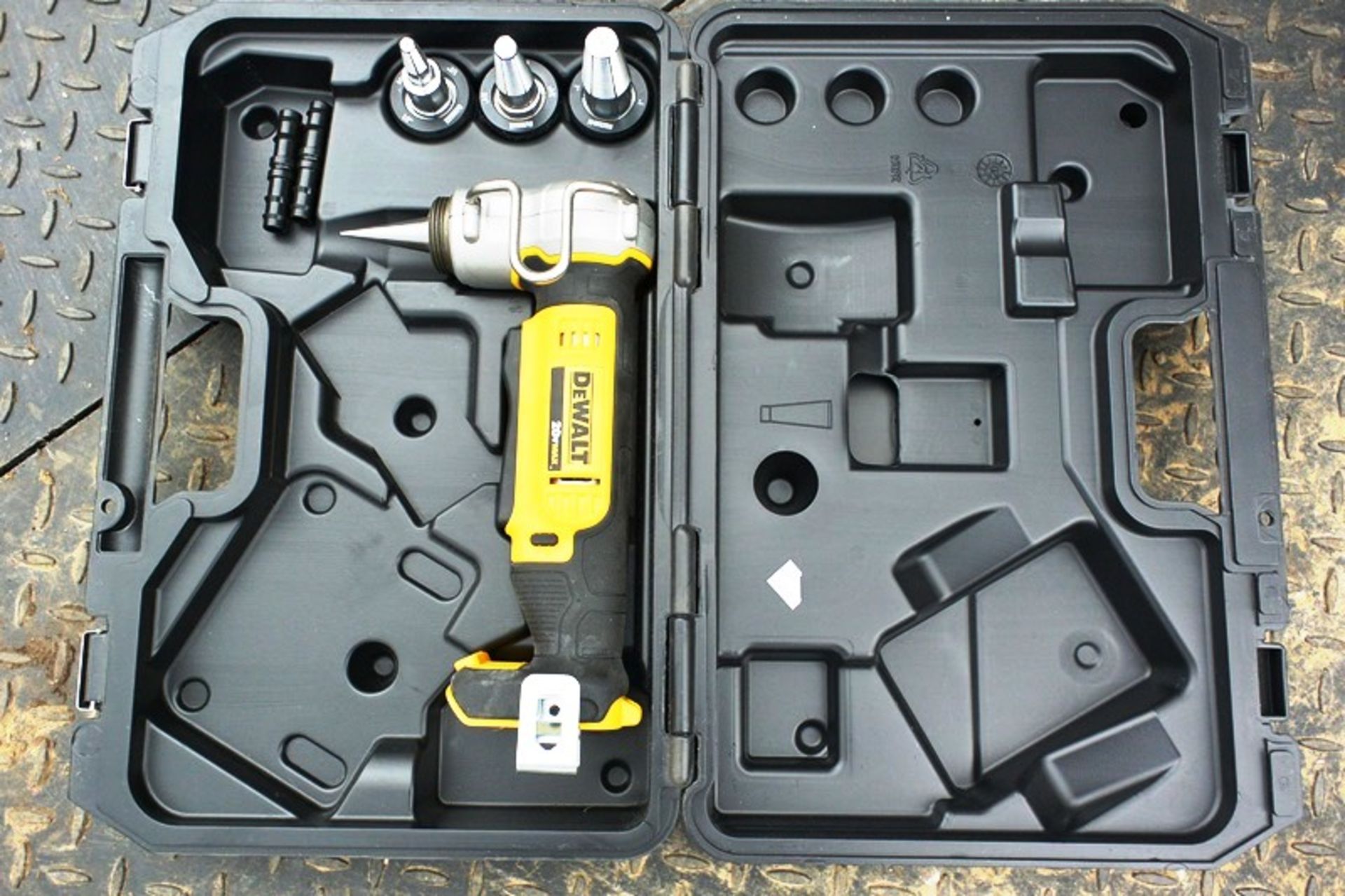 Dewalt DCE400 20v battery powered pipe flaring tool, with carry case, no battery/charger carcus