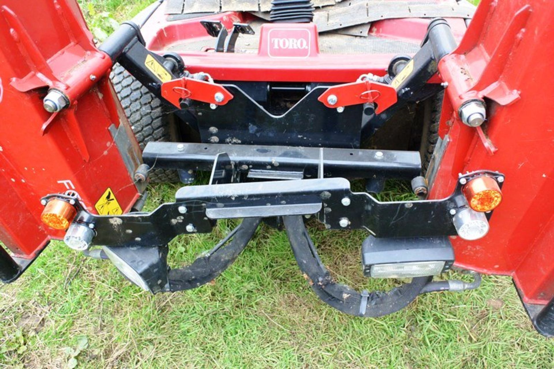 Toro LT-F3000 Tri-flail mower, model 30659, serial no. 316000 142, registration AK16 XPU, fine cut - Image 5 of 11