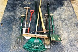 Assorted garden hand tools (as lotted)