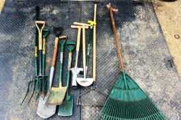 Assorted garden hand tools (as lotted)