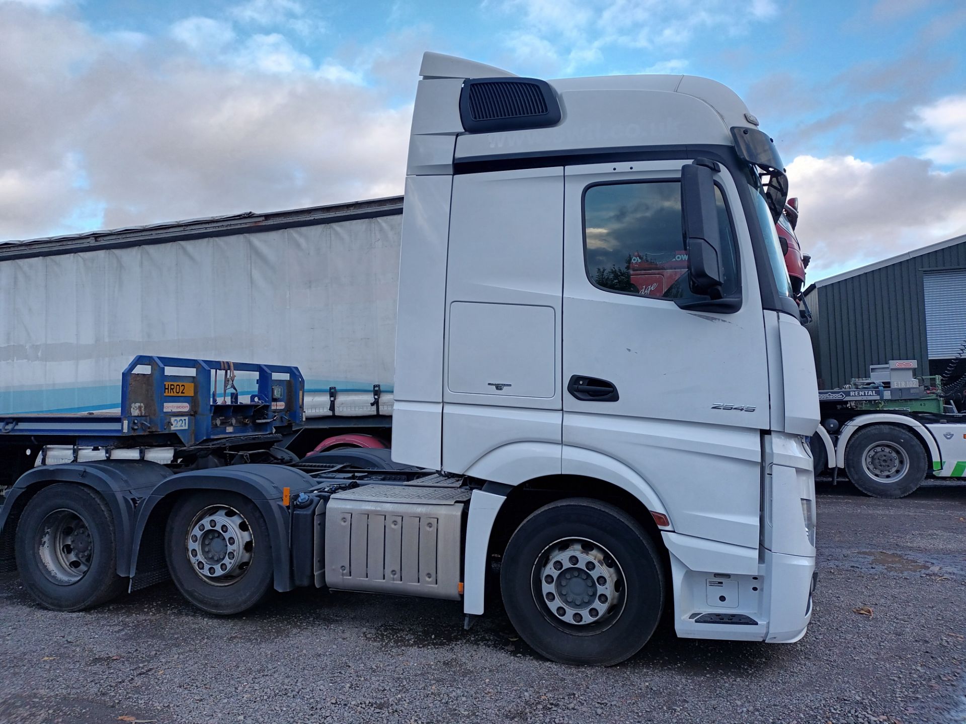 Mercedes Actros 2545 Bluetec 6 6x2 tractor unit, Euro 6, sleeper cab, mid-lift axle, 44,000kg, regis - Image 4 of 8